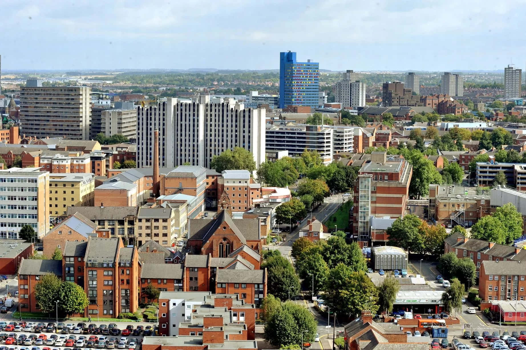 Leicester Cityscape View, red brick buildings, green trees, HD Desktop Wallpaper