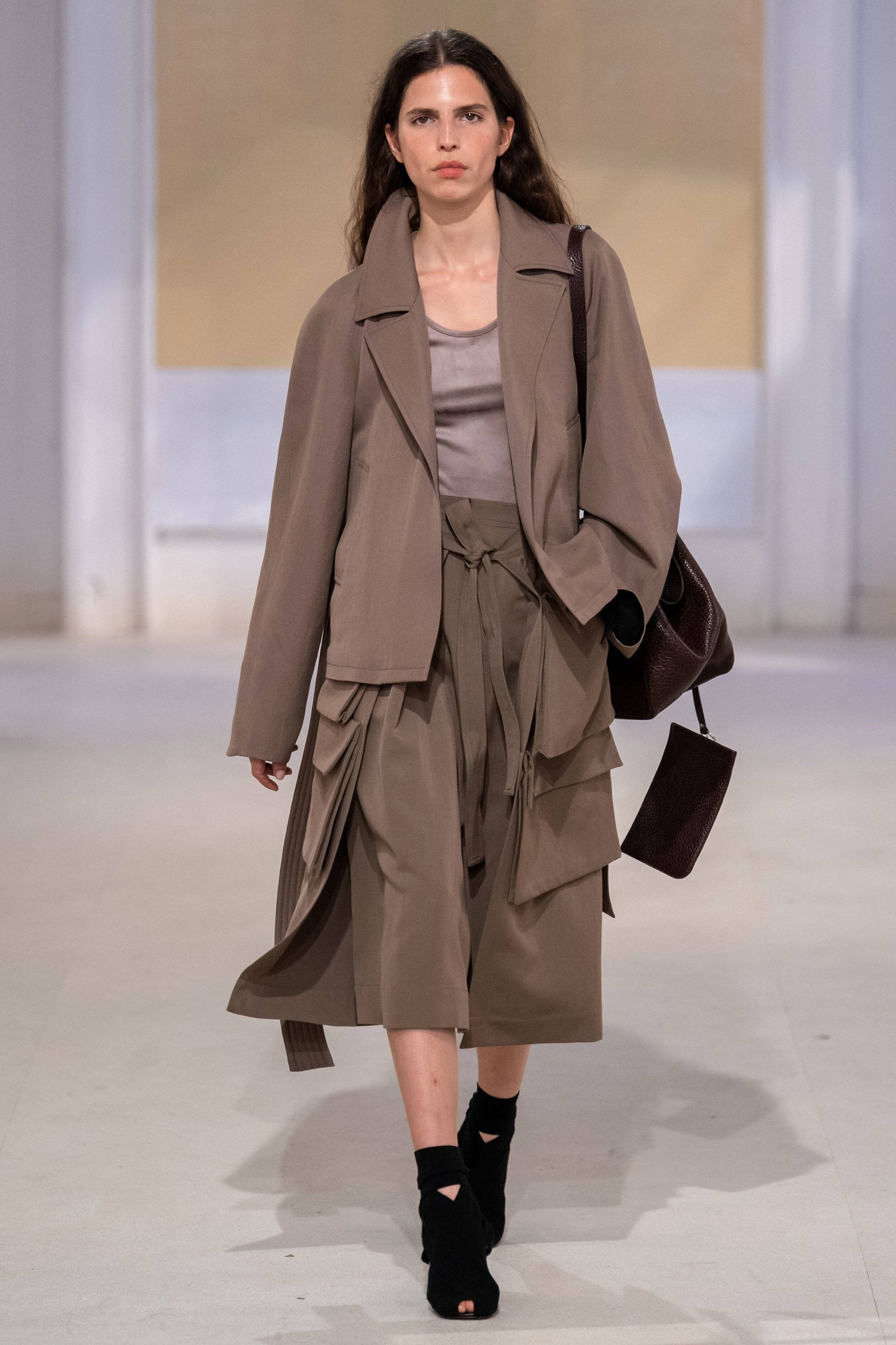 Lemaire, Spring 2020, beige trench coat, 2K Phone Wallpaper