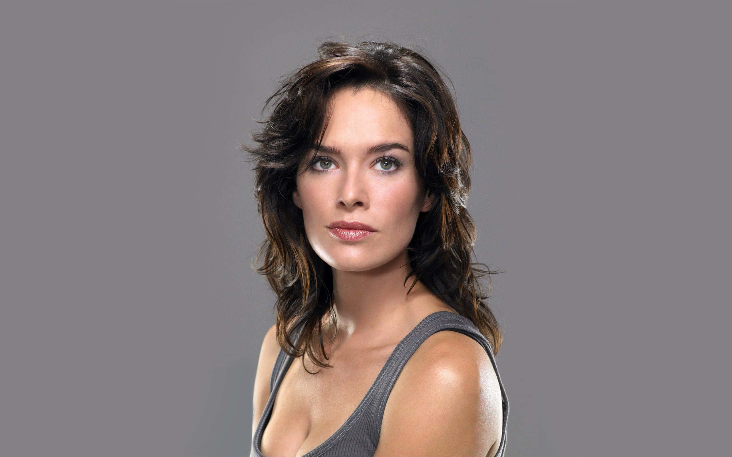 Lena Headey, wavy brown hair, green eyes, 2K Desktop Wallpaper