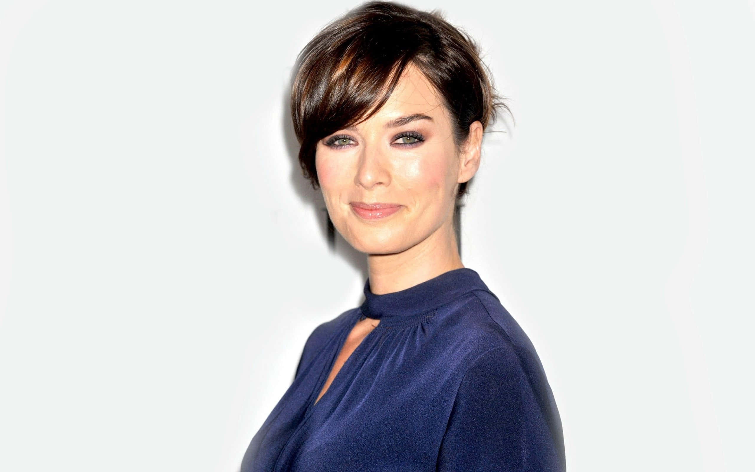 Lena Headey, short dark hair, navy blue top, 2K Desktop Wallpaper