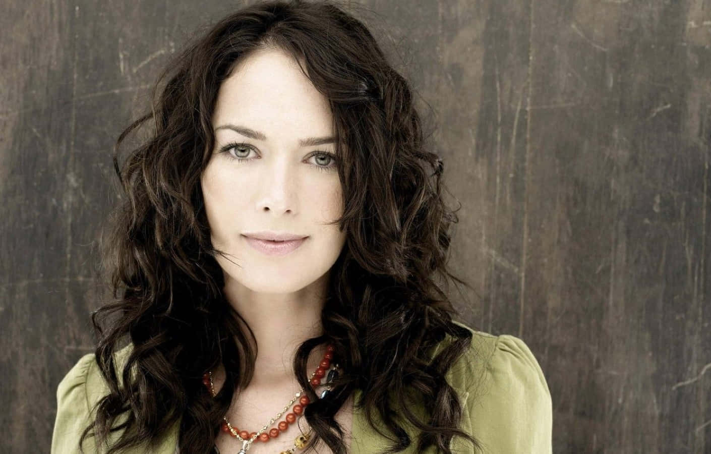 Lena Headey, long dark curly hair, green eyes, HD Desktop Wallpaper