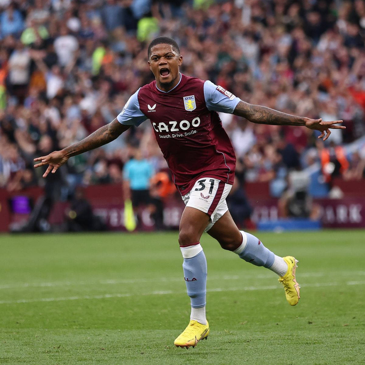 Leon Bailey, maroon and light blue kit, green pitch, SD Desktop Wallpaper
