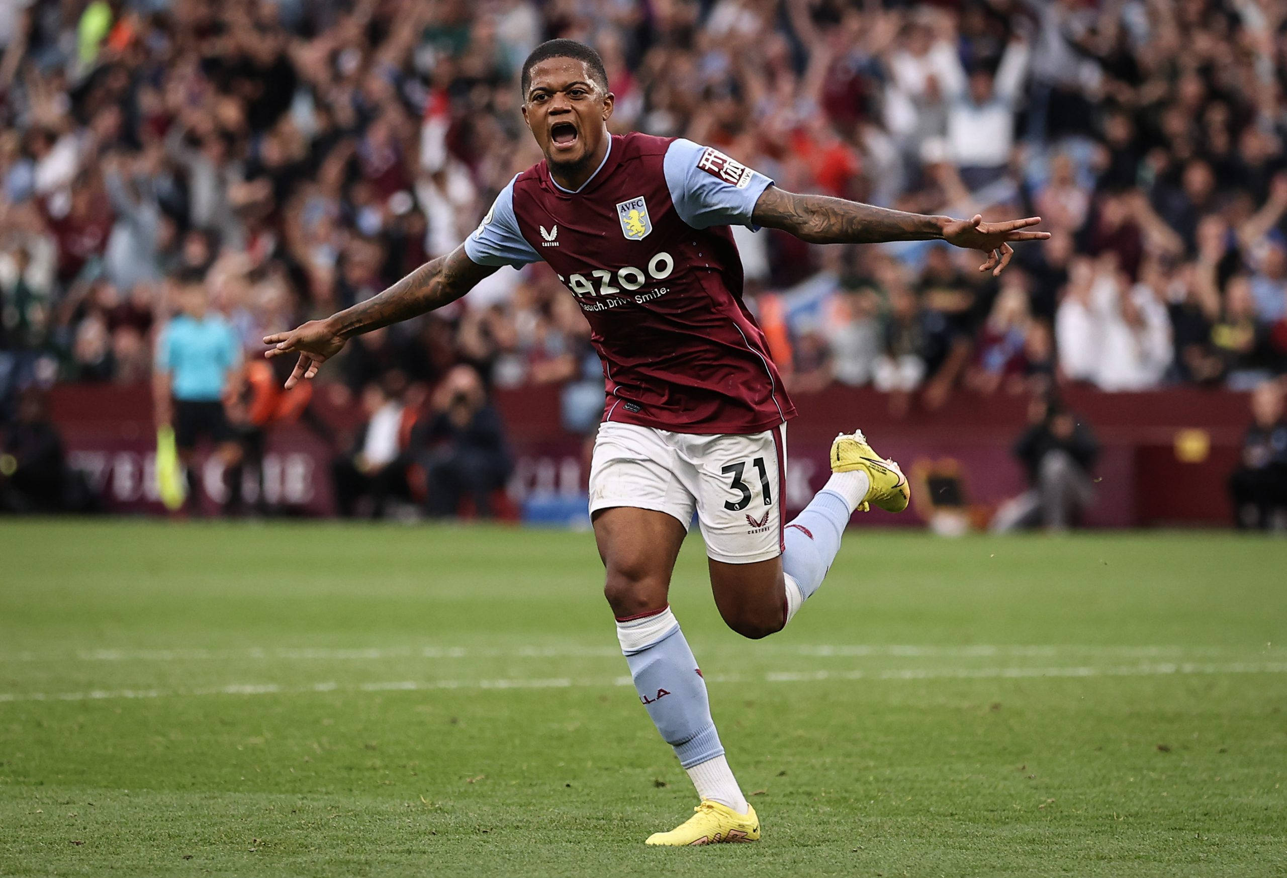 Leon Bailey, maroon jersey, green pitch, 2K Desktop Wallpaper