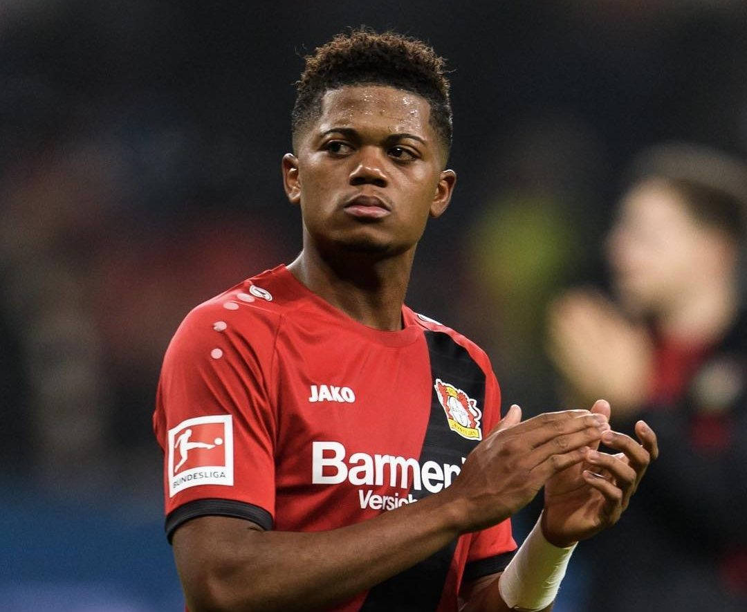 Leon Bailey, red and black jersey, nighttime stadium match, SD Desktop Wallpaper