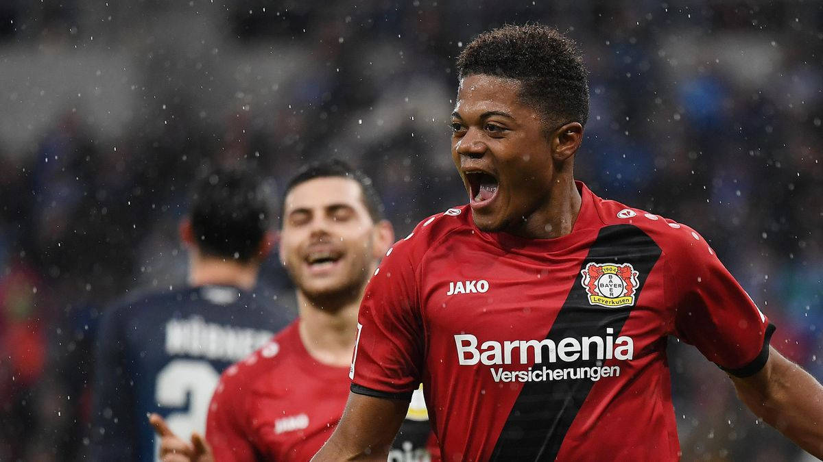 Leon Bailey, red jersey, rain, SD Desktop Wallpaper