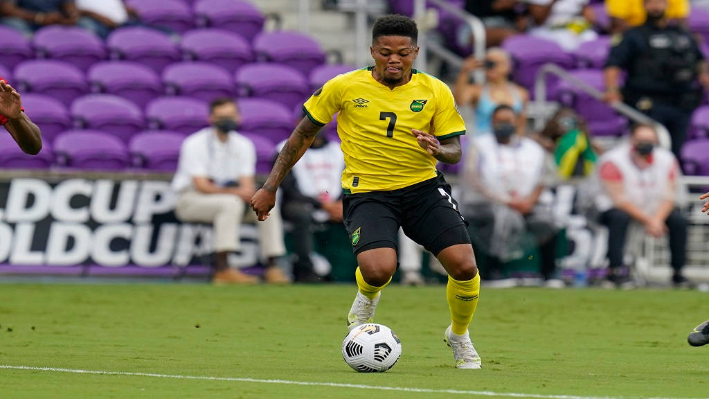 Leon Bailey, yellow jersey, number seven, SD Desktop Wallpaper