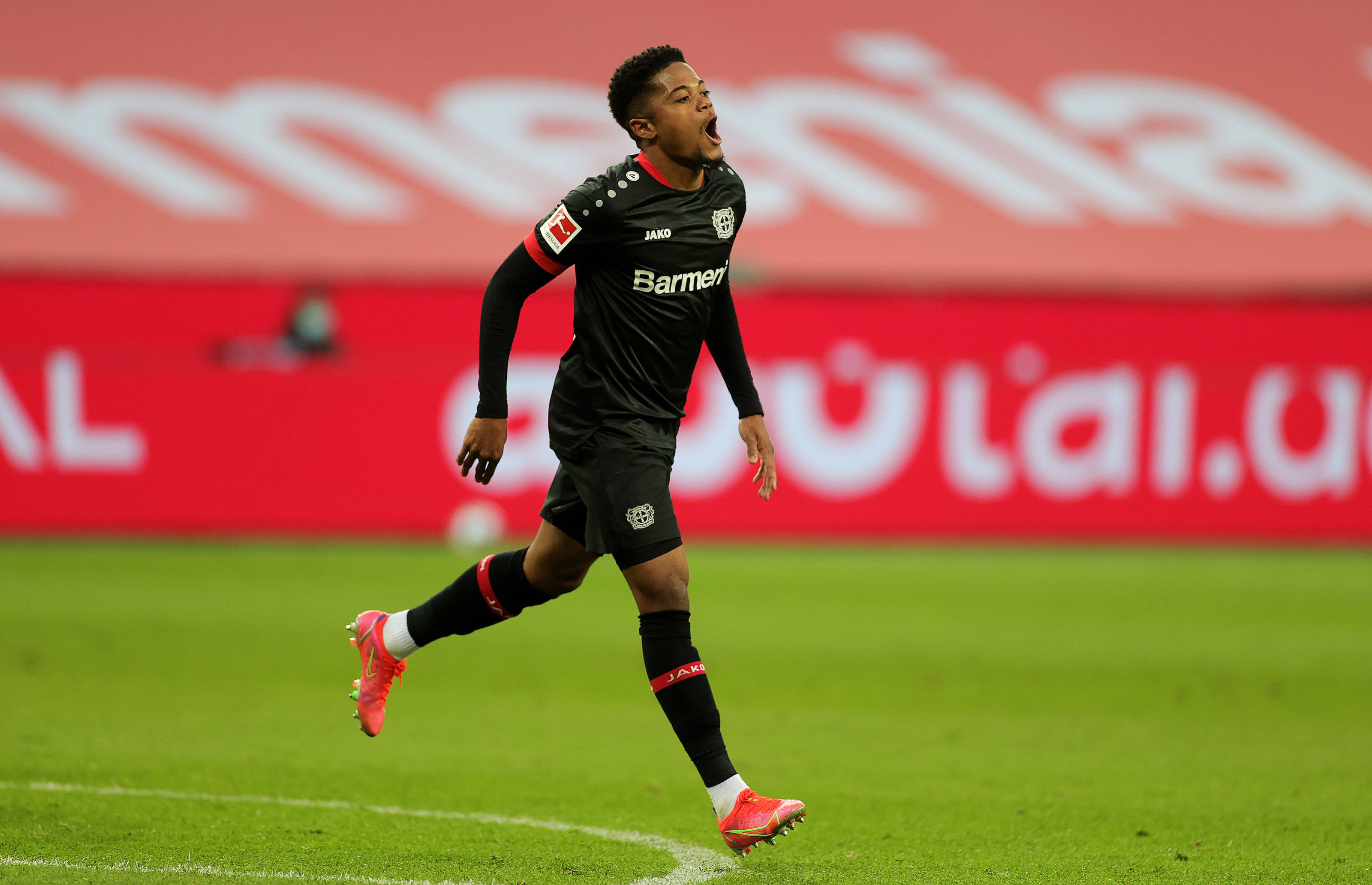 Leon Bailey, black and red gear, vibrant green pitch, 2K Desktop Wallpaper