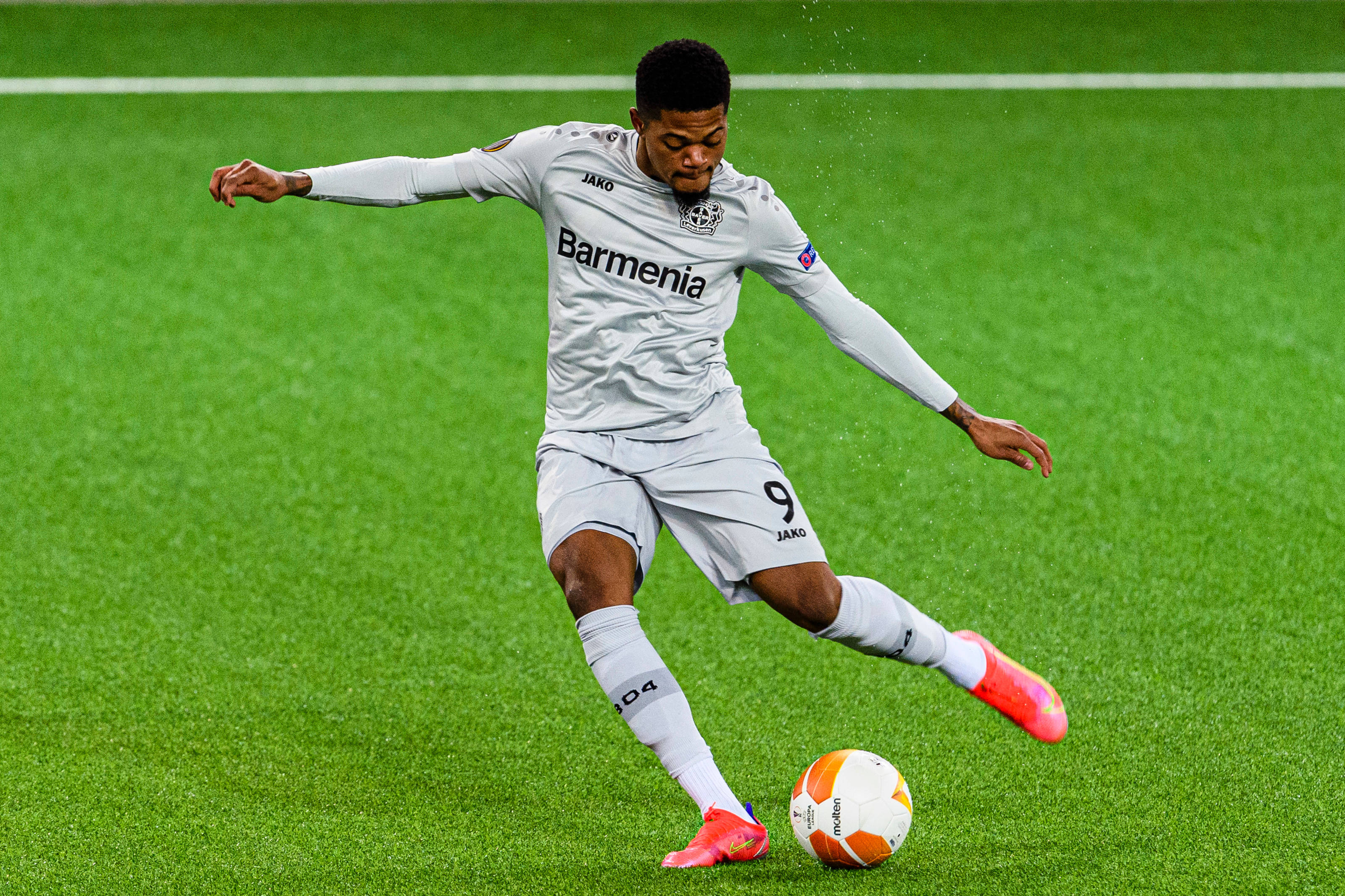 Leon Bailey, white jersey, vibrant green field, 2K Desktop Wallpaper