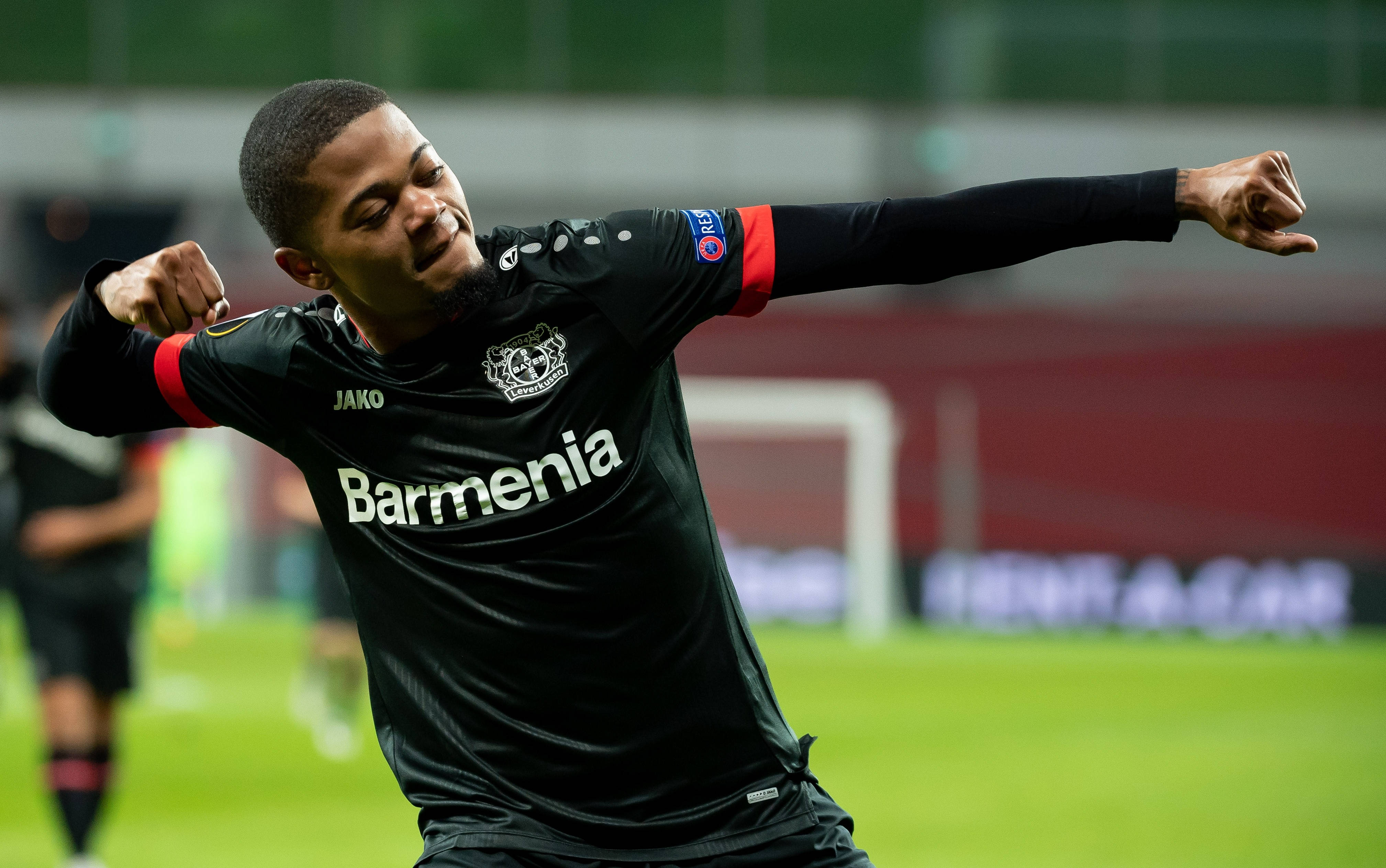 Leon Bailey, black jersey, vibrant green pitch, 4K Desktop Wallpaper