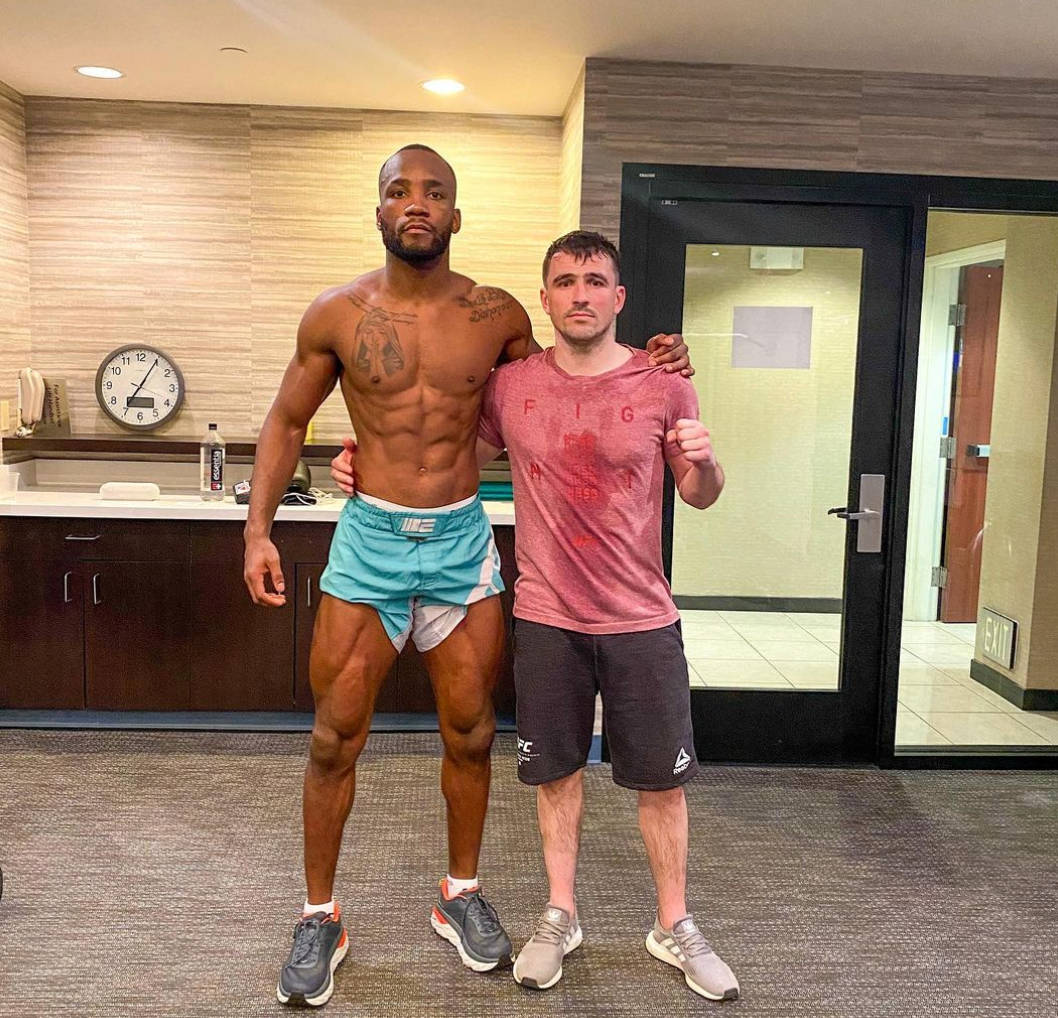 Leon Edwards, hotel room, shirtless, SD Desktop Wallpaper