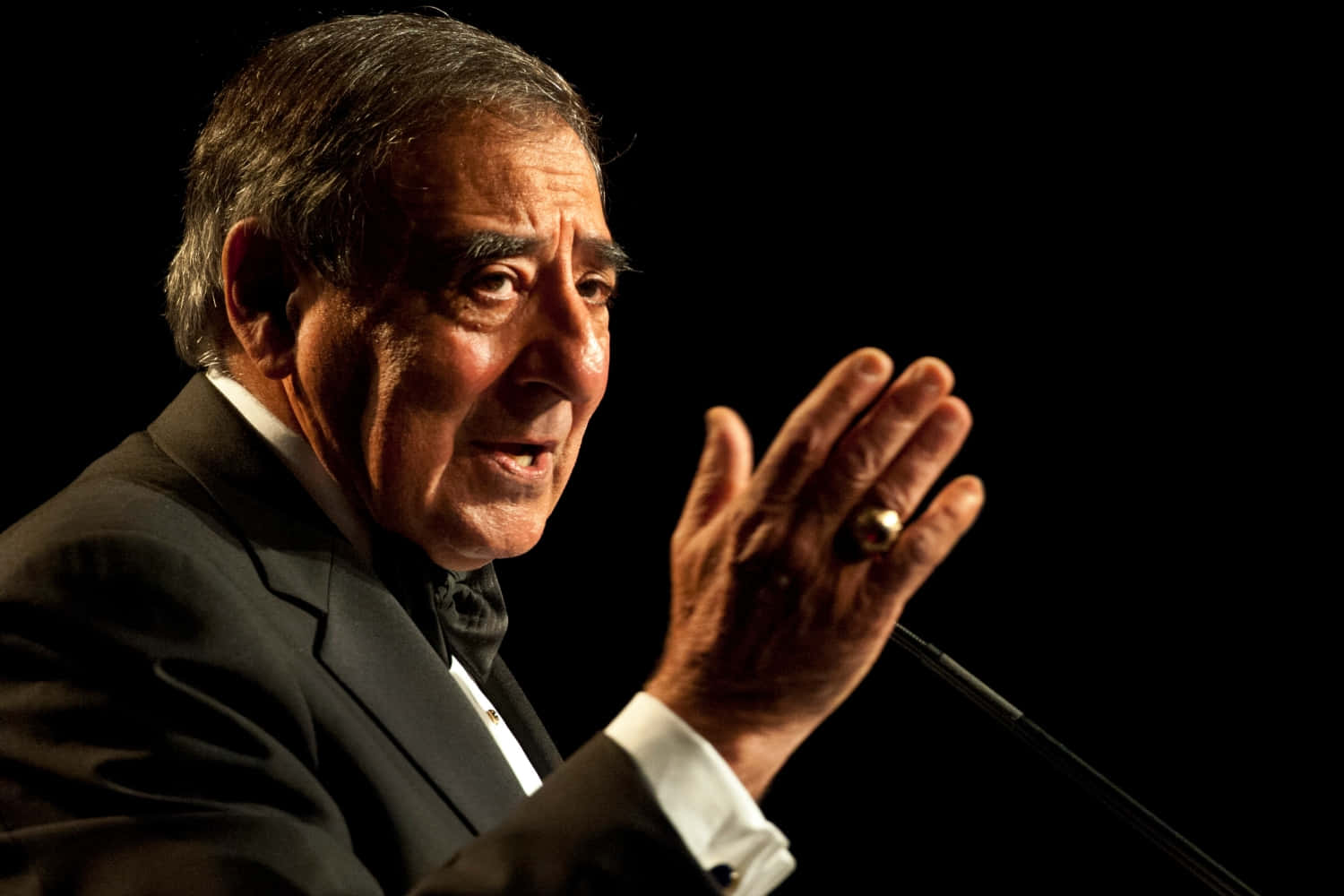 Leon Panetta, tuxedo, microphone, HD Desktop Wallpaper