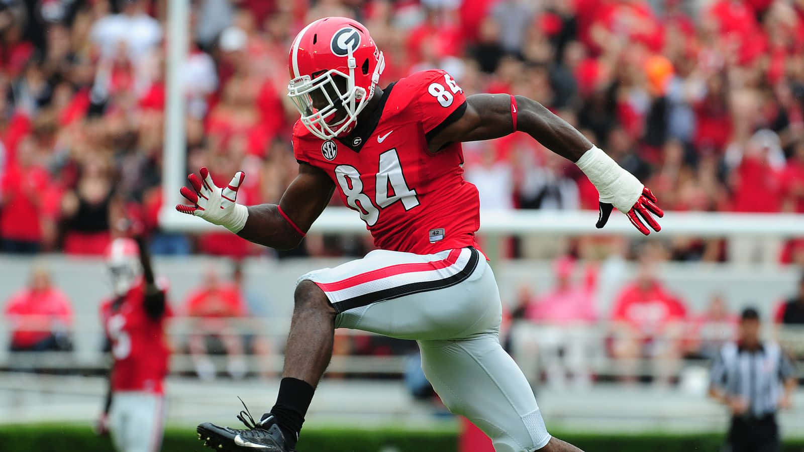 Leonard Floyd, red jersey number 84, sprinting, HD Desktop Wallpaper