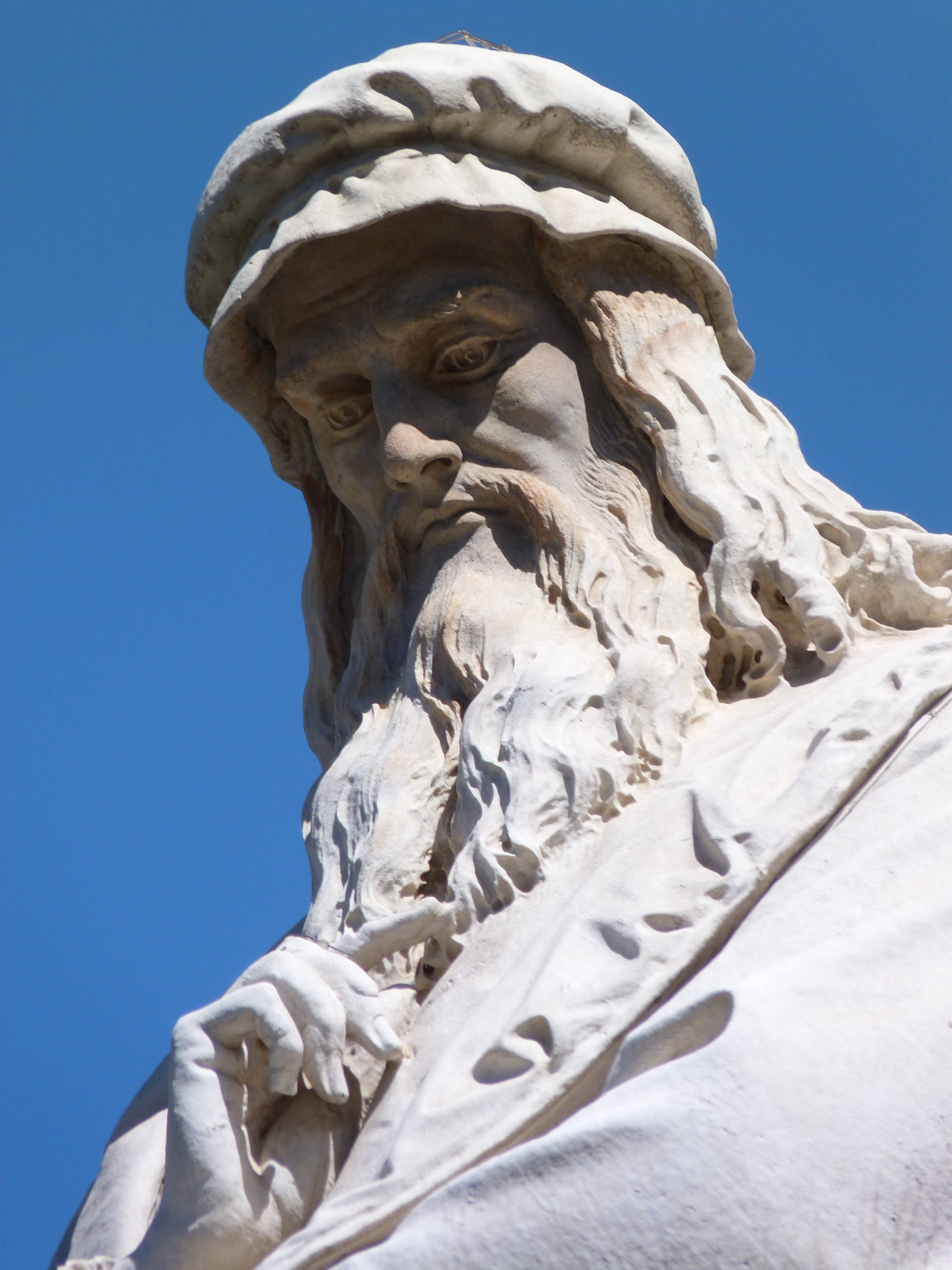 Leonardo Da Vinci, white marble statue, bearded man, 2K Phone Wallpaper