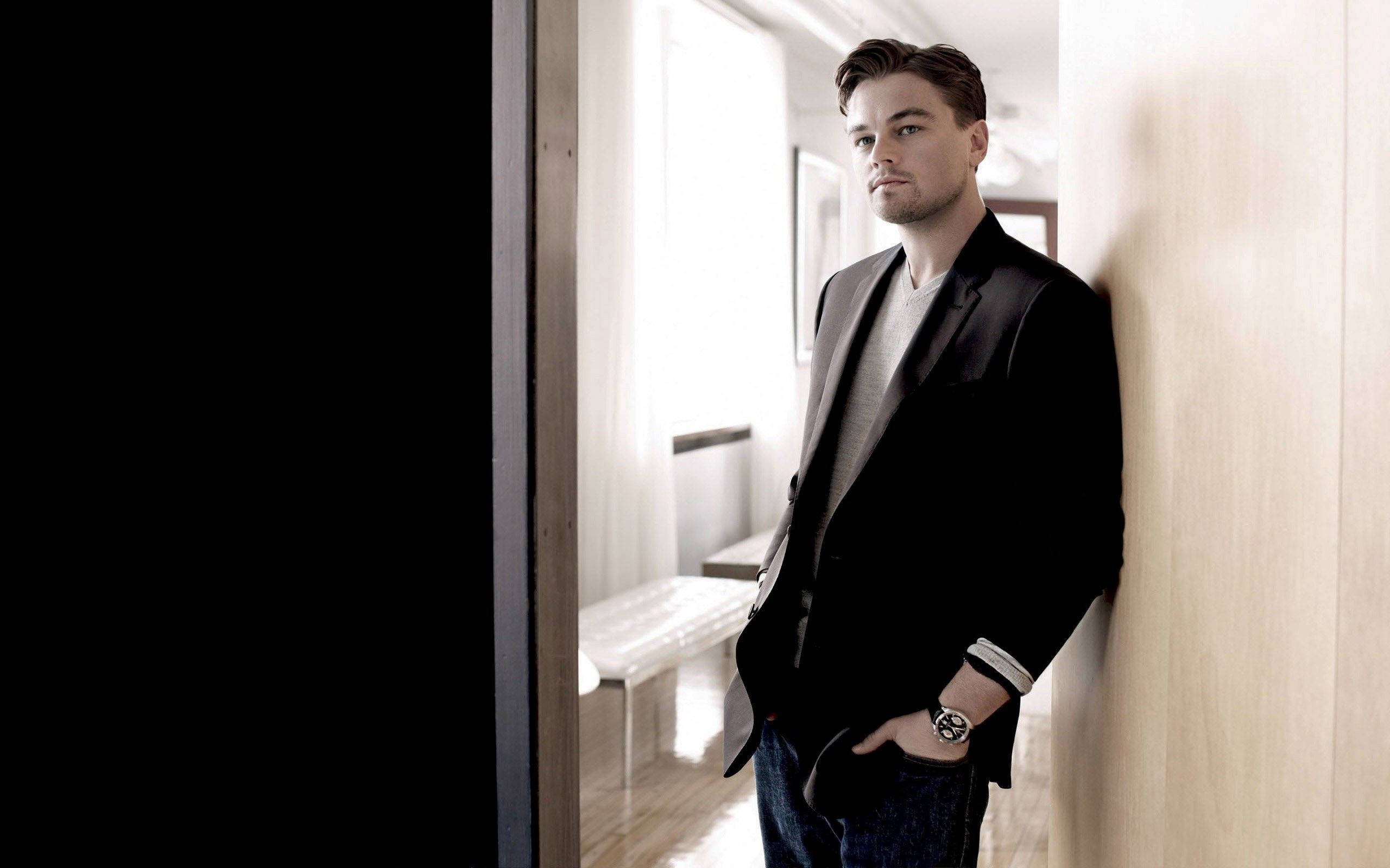 Leonardo DiCaprio, black blazer, light wood wall, 2K Desktop Wallpaper