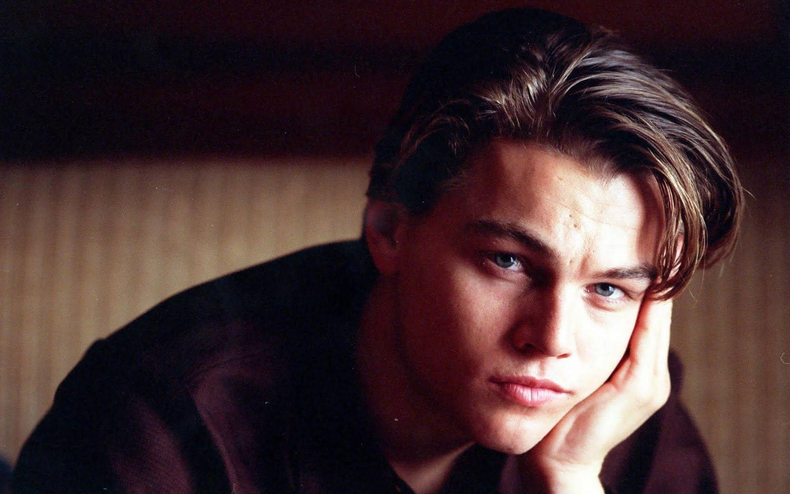 Leonardo DiCaprio, tousled hair, wooden backdrop, HD Desktop Wallpaper