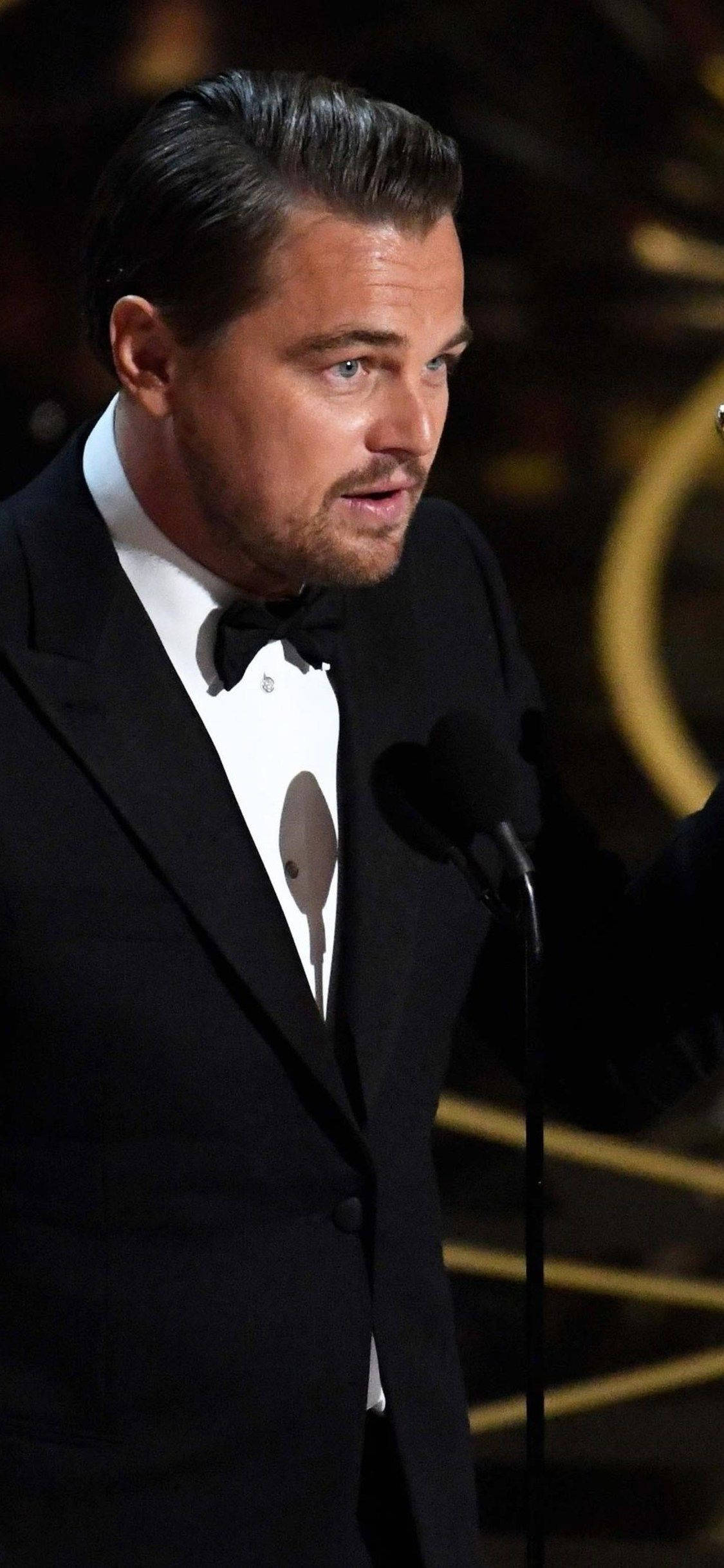 Leonardo DiCaprio, black tuxedo, formal awards ceremony, Full HD Phone Wallpaper