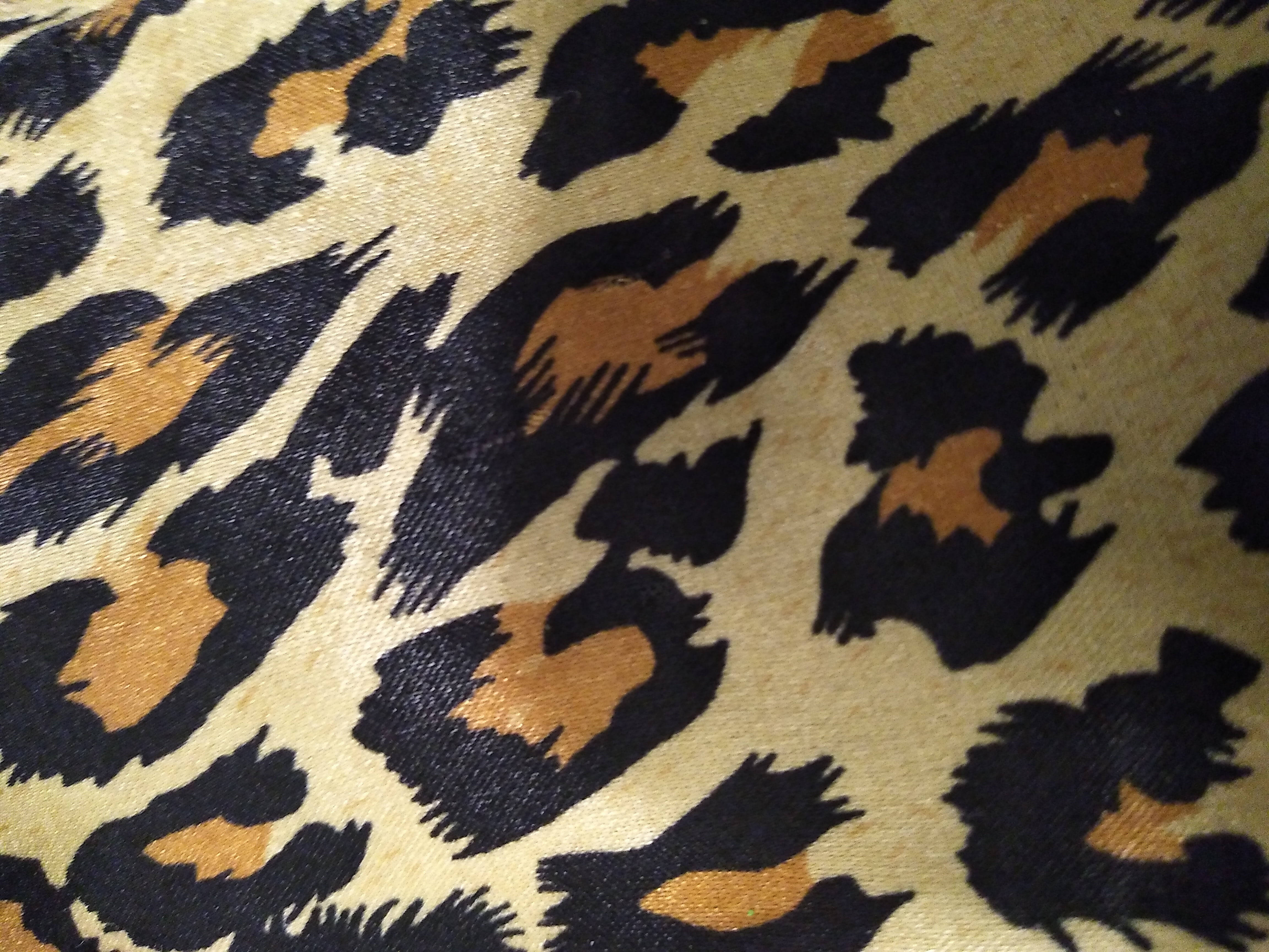 leopard print, black and tan, beige background, 4K Desktop Wallpaper