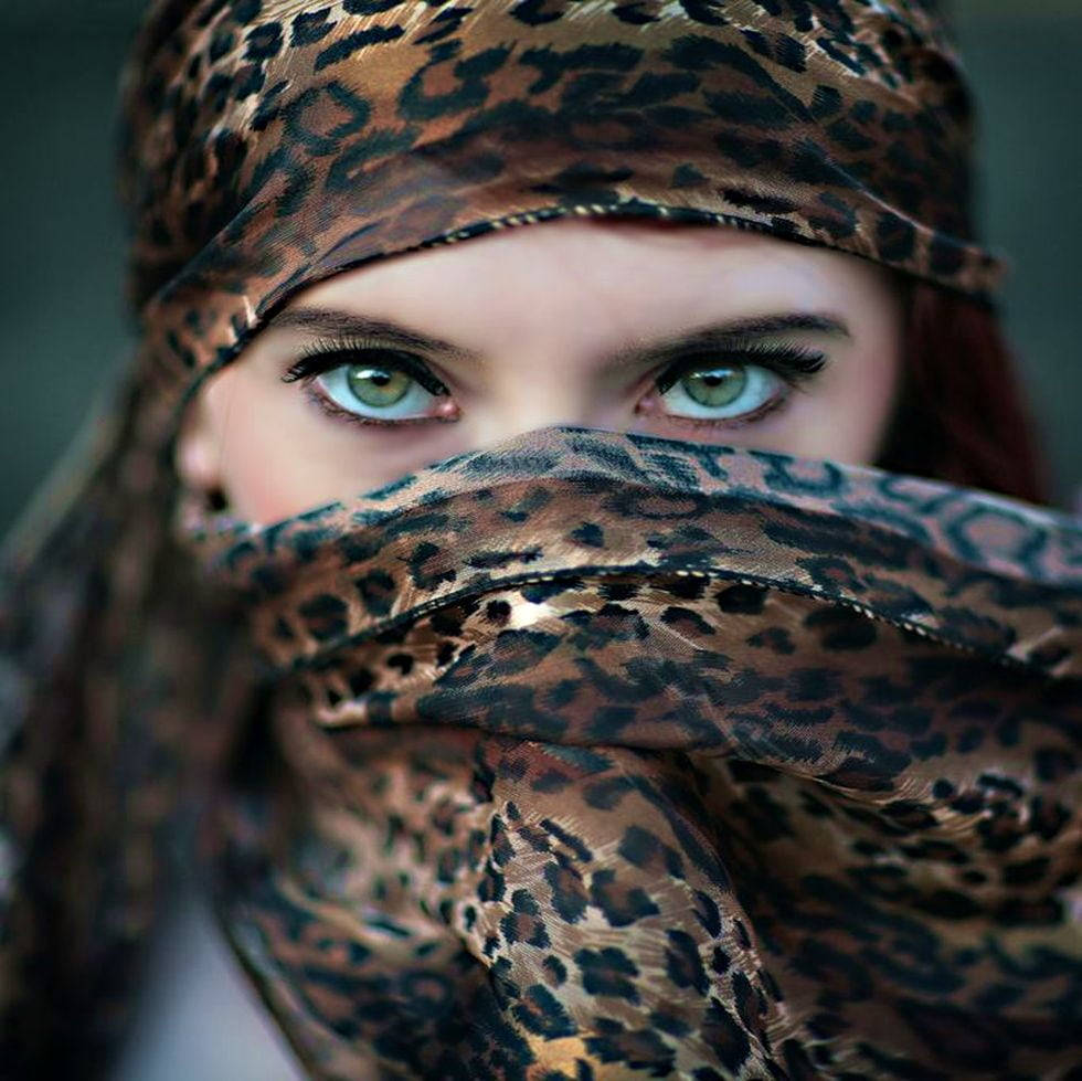 leopard print, head scarf, green eyes, SD Desktop Wallpaper