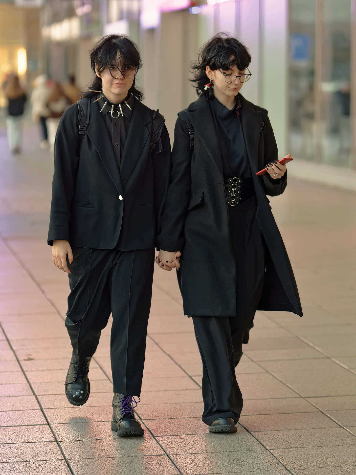 mujeres lesbianas, all-black outfits, modern urban corridor, Full HD Phone Wallpaper