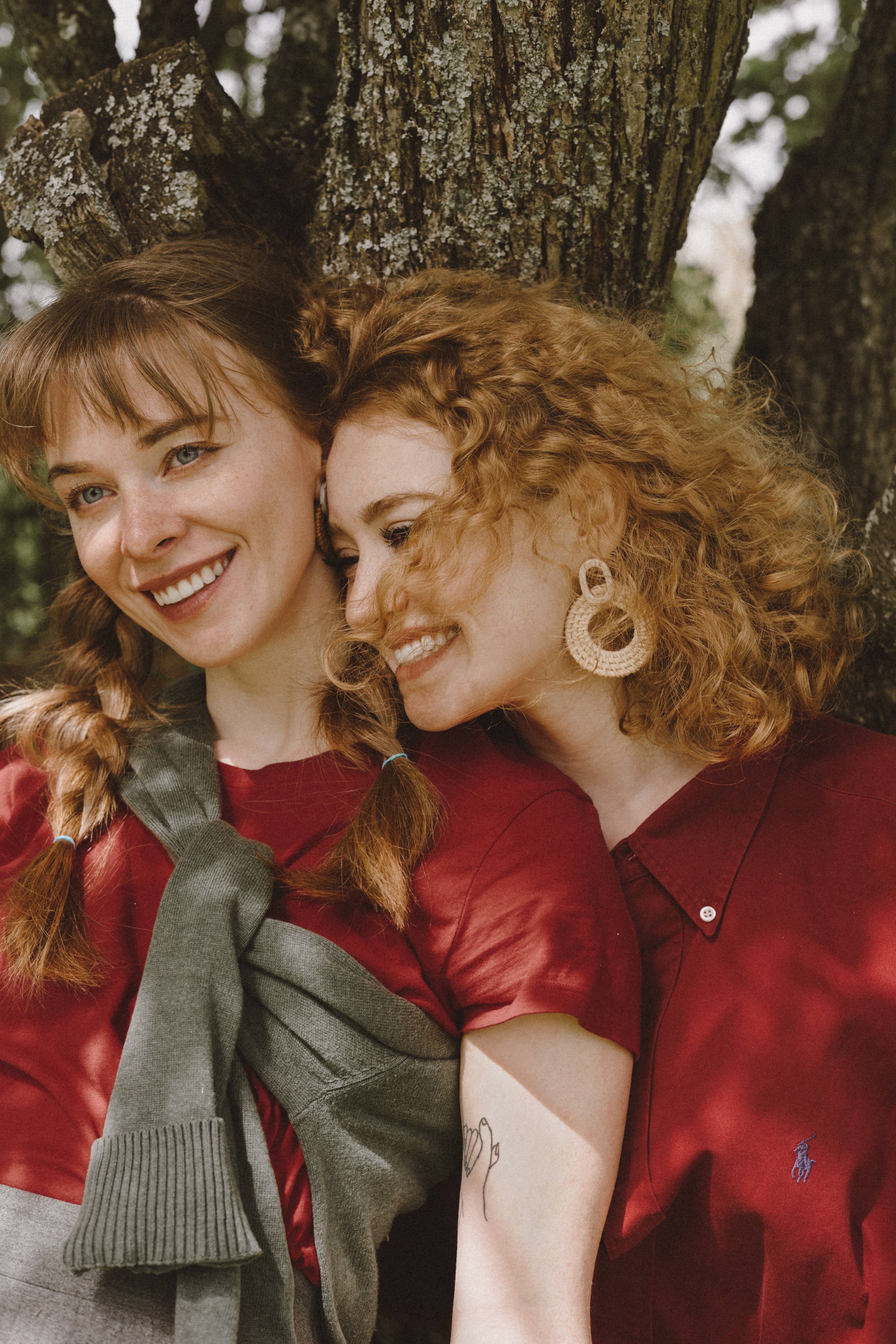 lesbian girl, red shirts, tree trunk, 5K Phone Wallpaper