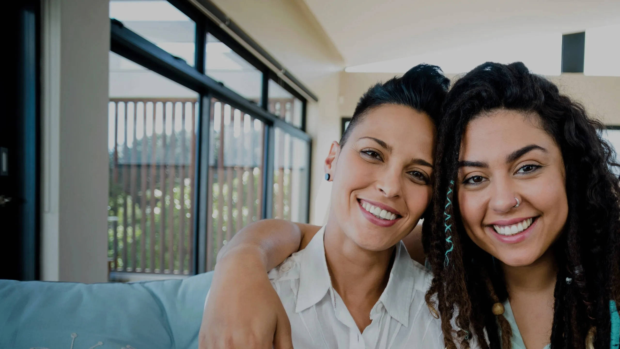 lesbian girl couple, home, couch, 2K Desktop Wallpaper