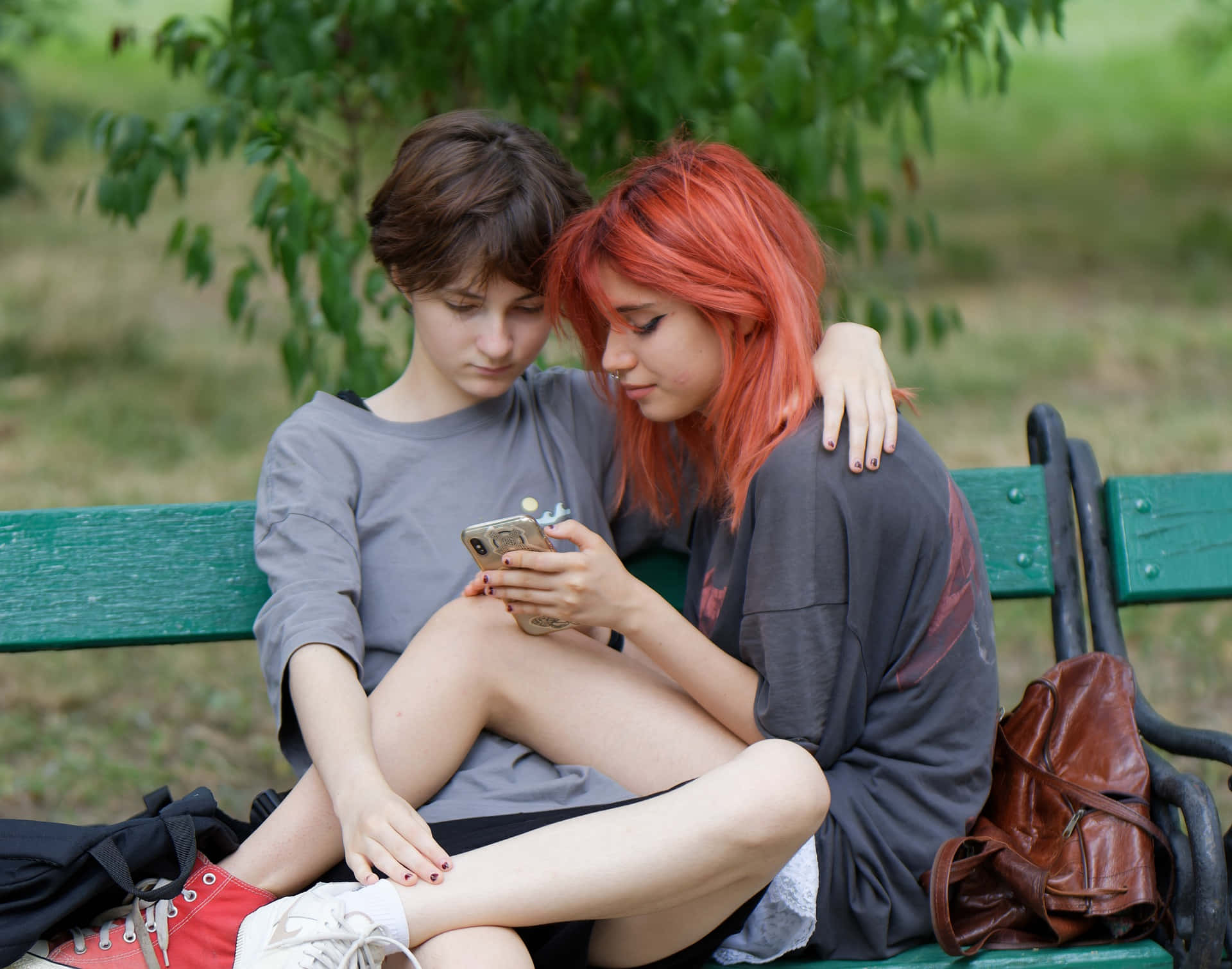 mujeres lesbianas, beautiful hair, green park bench, Full HD Desktop Wallpaper