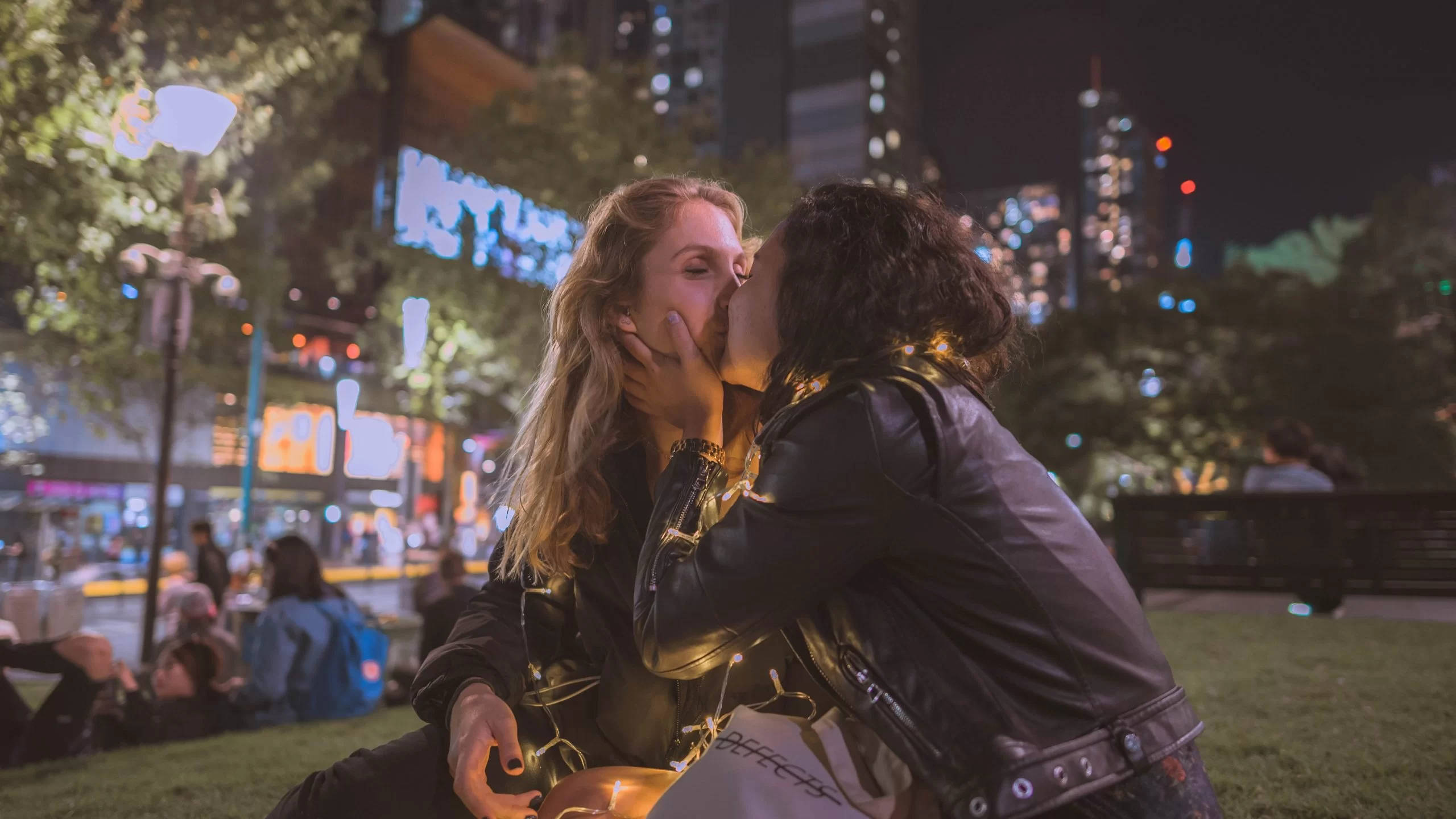 Lesbian Girl, city kiss, urban park, 2K Desktop Wallpaper