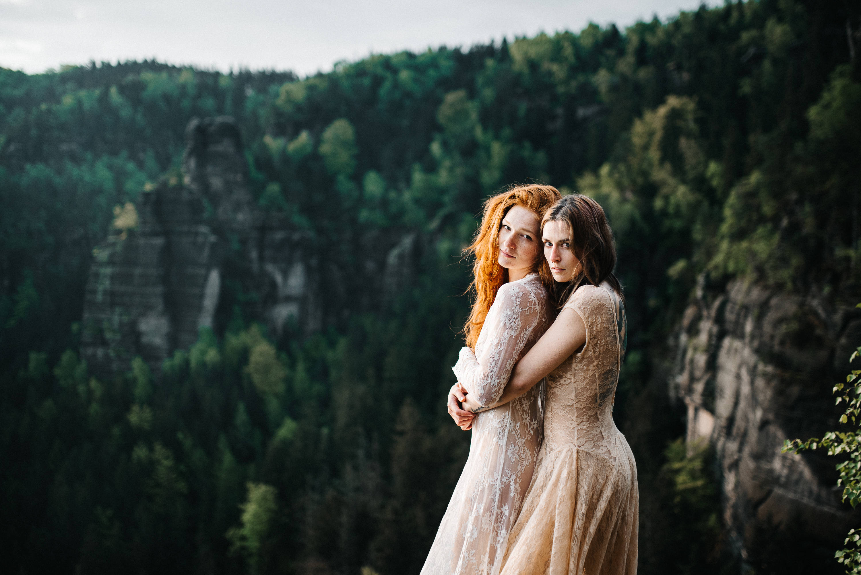 lesbian gay couple photoshoot, beige dresses, cliff edge, 2K Desktop Wallpaper