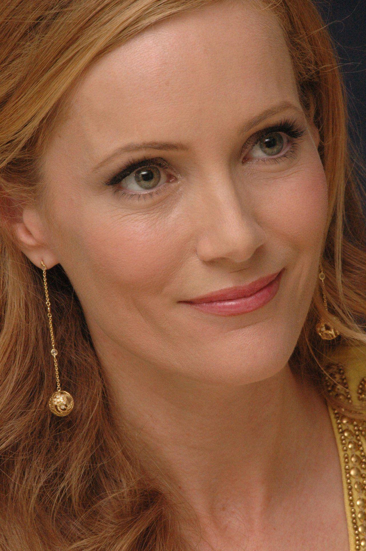 Leslie Mann, American Actress, warm blonde hair, Full HD Phone Wallpaper