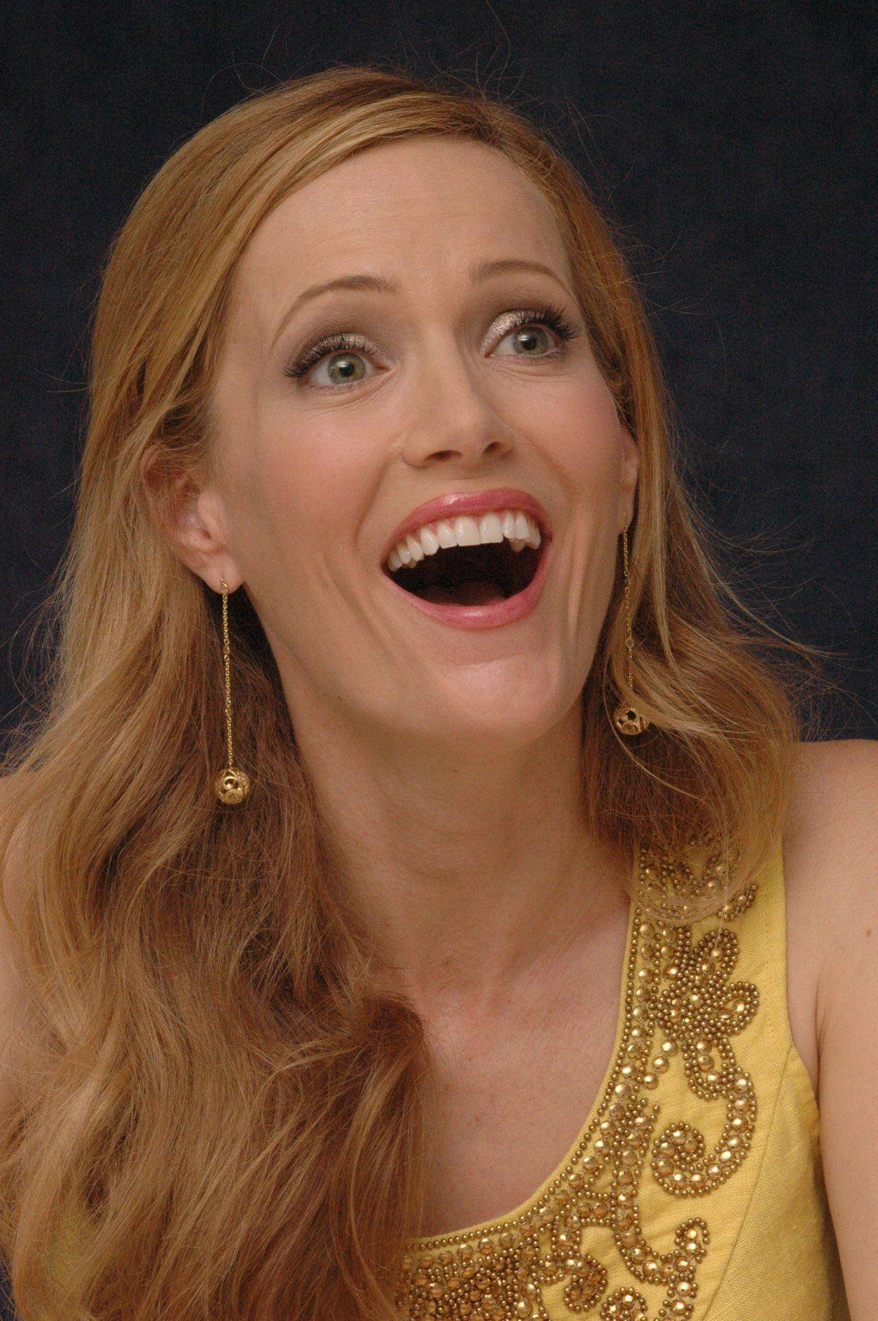 Leslie Mann, yellow beaded top, long blonde hair, Full HD Phone Wallpaper