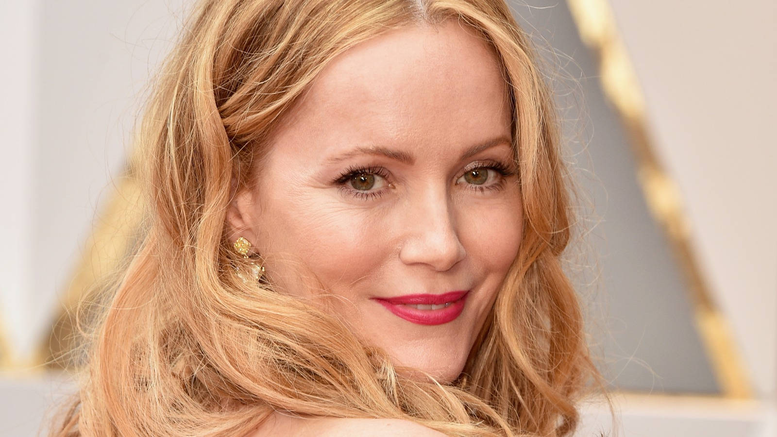 Leslie Mann, wavy blonde hair, bold red lipstick, HD Desktop Wallpaper