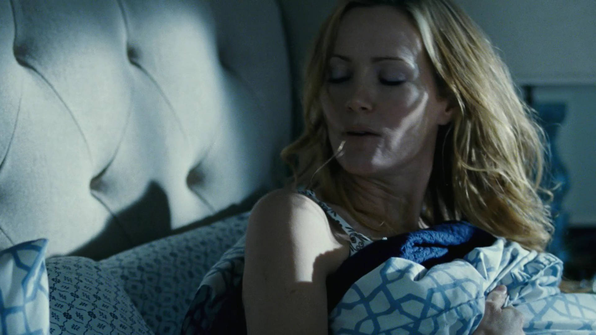 Leslie Mann, blue patterned blankets, tufted headboard, Full HD Desktop Wallpaper