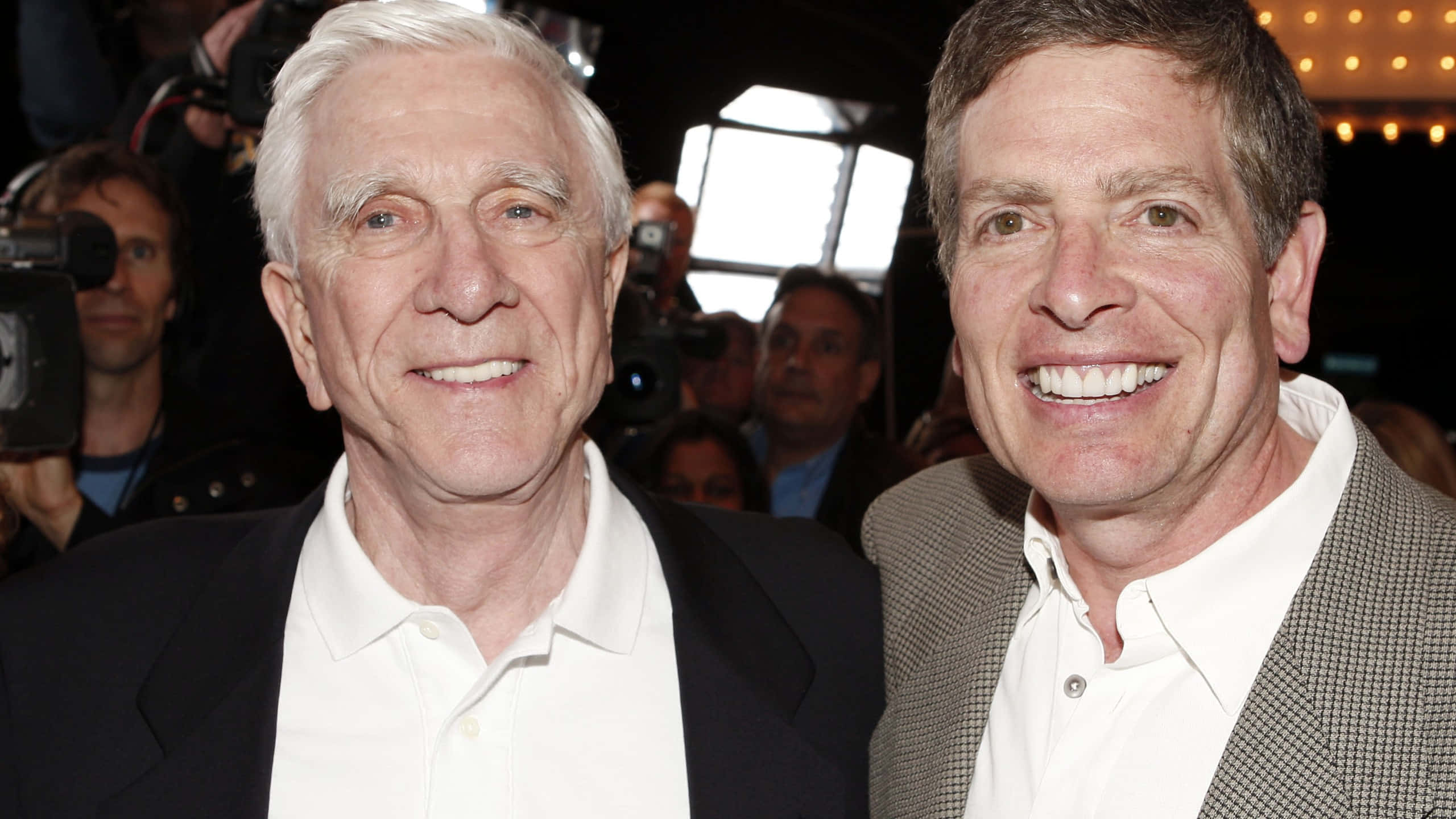 Leslie Nielsen, suit, crowded event, 2K Desktop Wallpaper