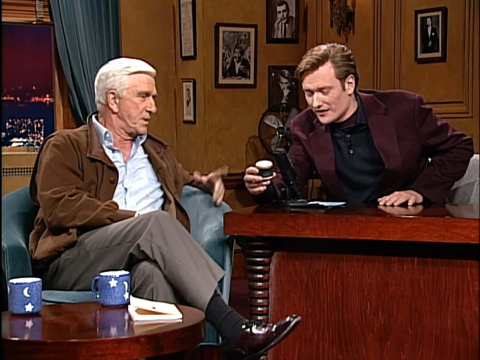 Leslie Nielsen, talk show set, wooden furniture, HD Desktop Wallpaper