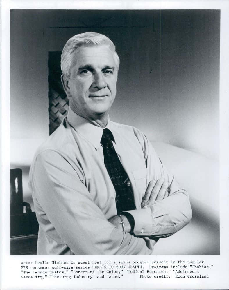 Leslie Nielsen, black and white portrait, smiling, SD Phone Wallpaper