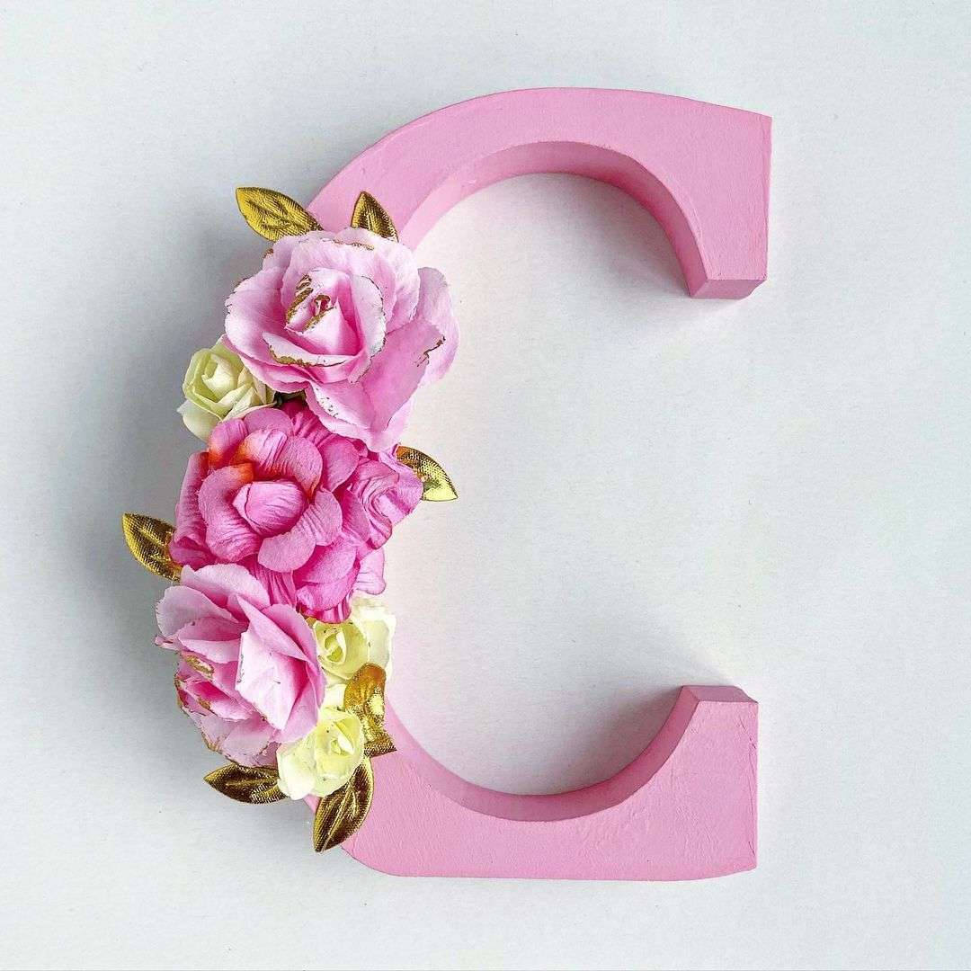pink wooden letter C, layered paper roses, gold leaves, SD Desktop Wallpaper