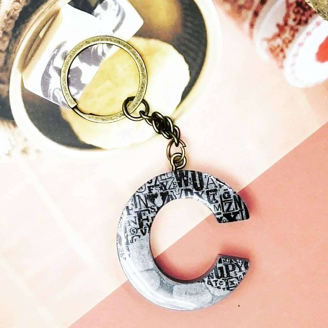 letter C keychain, typographic design, pastel pink, SD Desktop Wallpaper