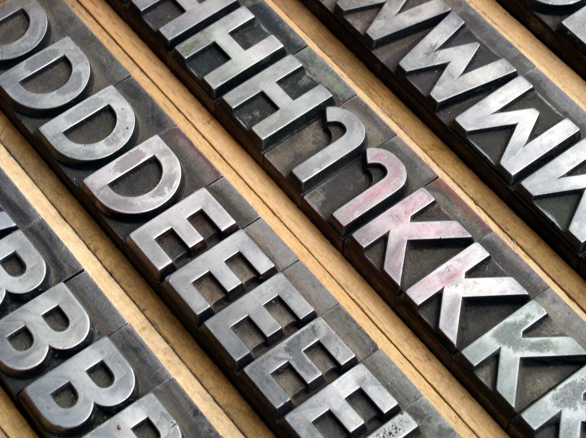 vintage metal letterpress type blocks, worn metallic surfaces, wooden trays, Full HD Desktop Wallpaper