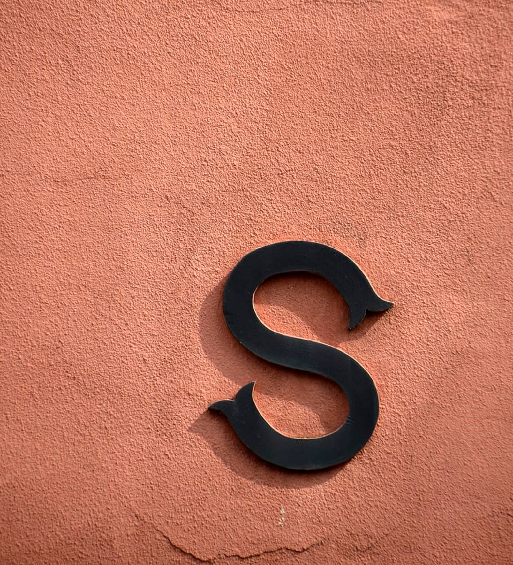 black letter S, pink wall, textured terracotta wall, Full HD Phone Wallpaper