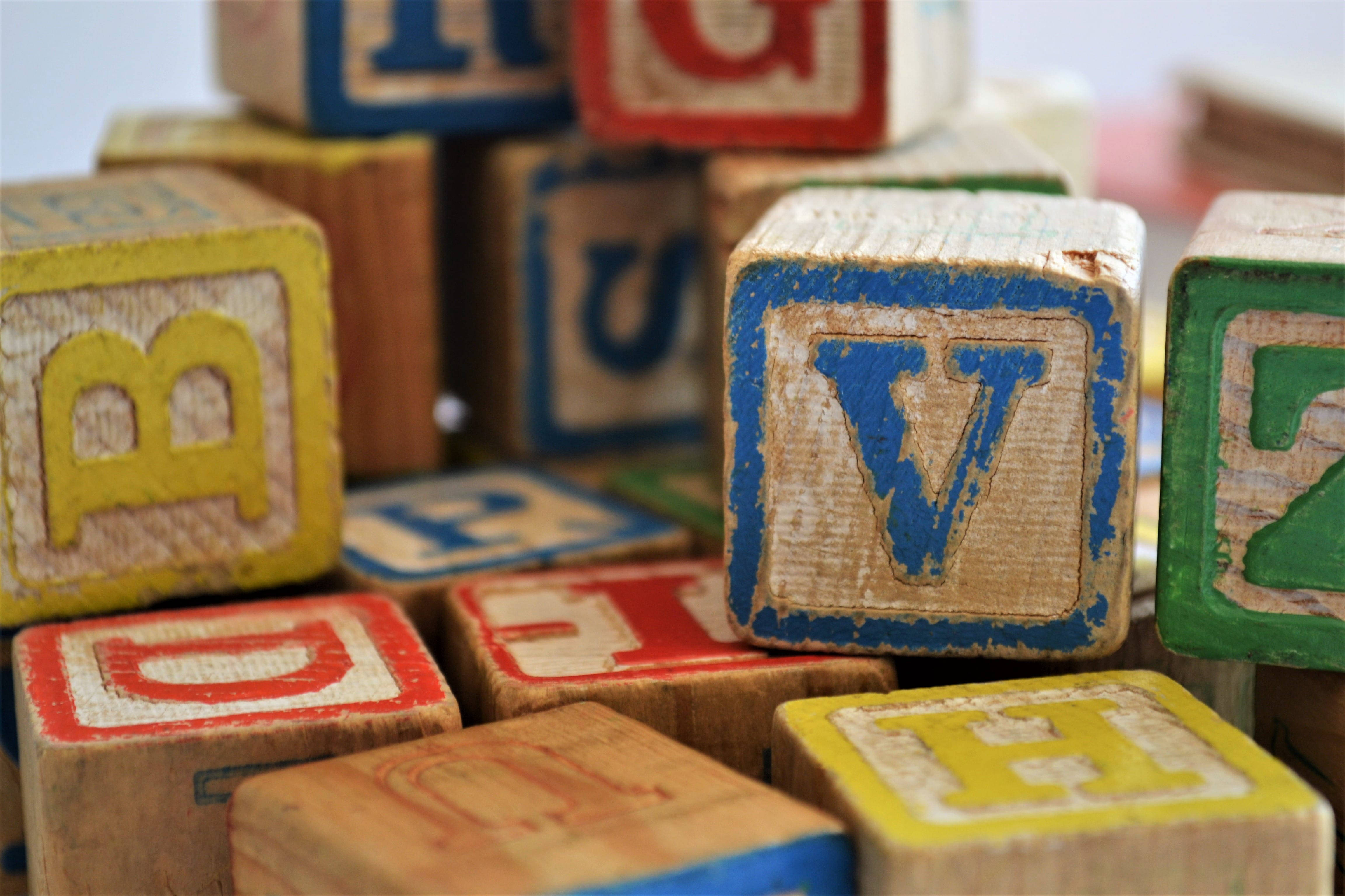 Letter V, wooden alphabet blocks, chipped paint, 4K Desktop Wallpaper