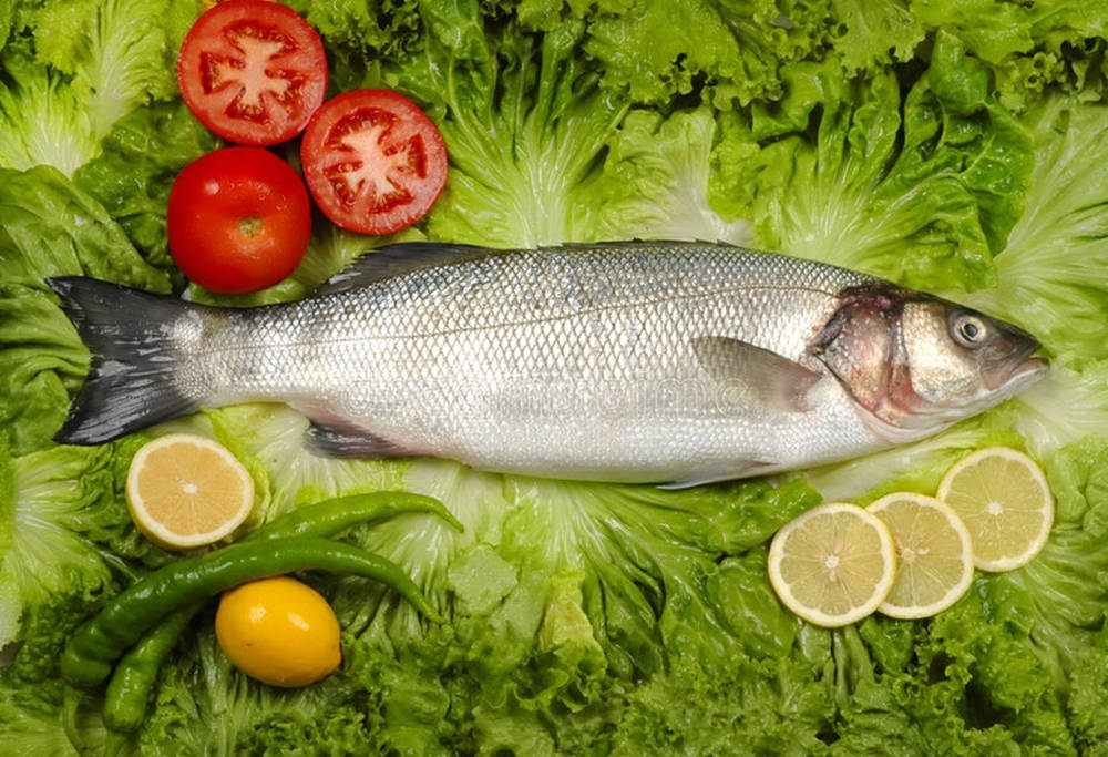 raw gray mullet, lettuce, silver fish, SD Desktop Wallpaper