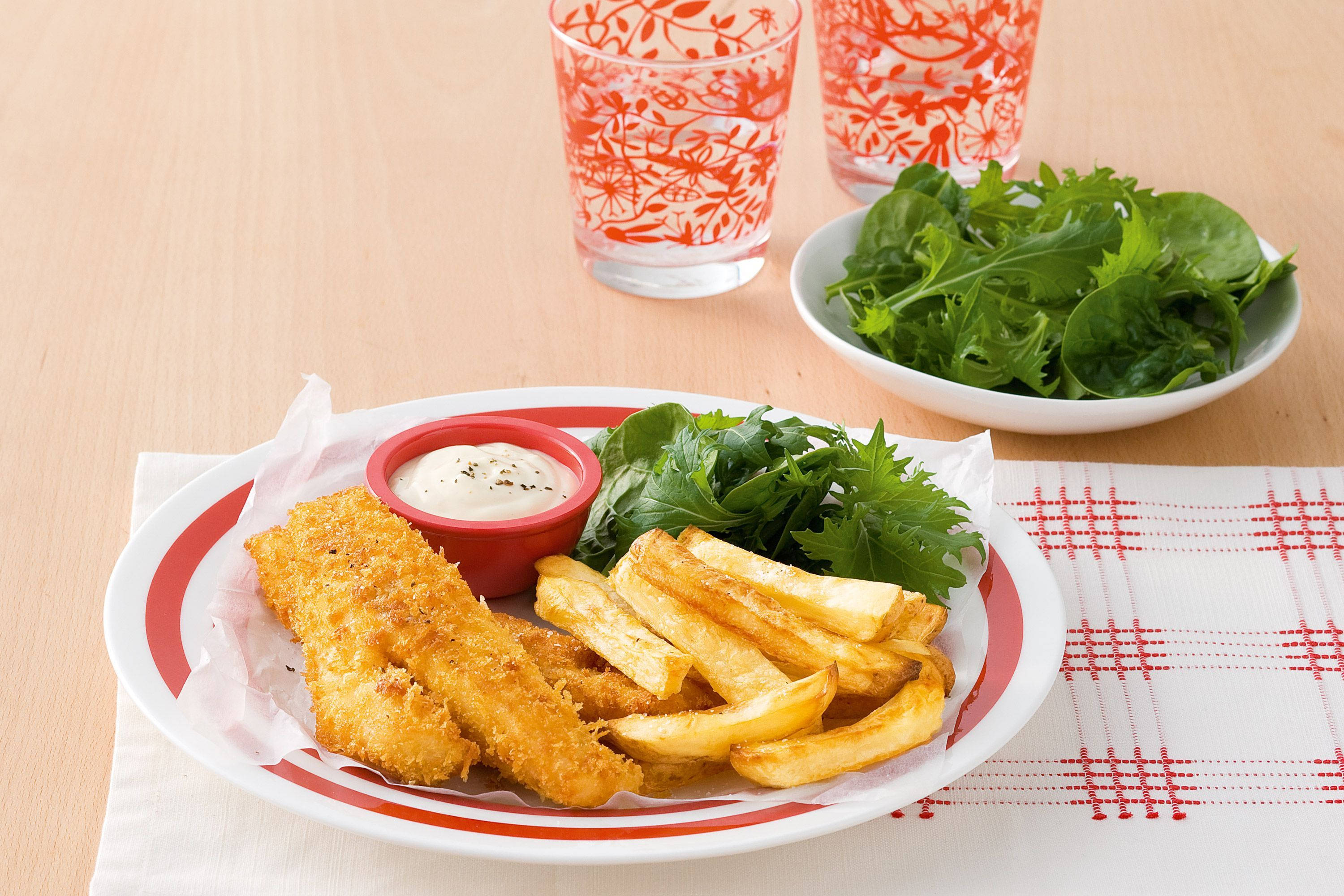 crispy fish and chips, lettuce, tartar sauce, 2K Desktop Wallpaper