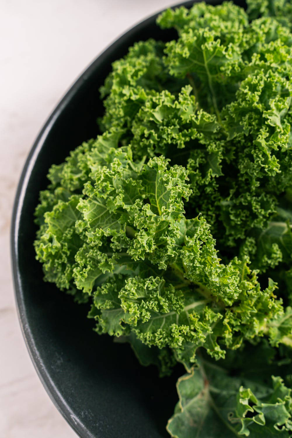 curly kale, matte black bowl, soft white background, HD Phone Wallpaper