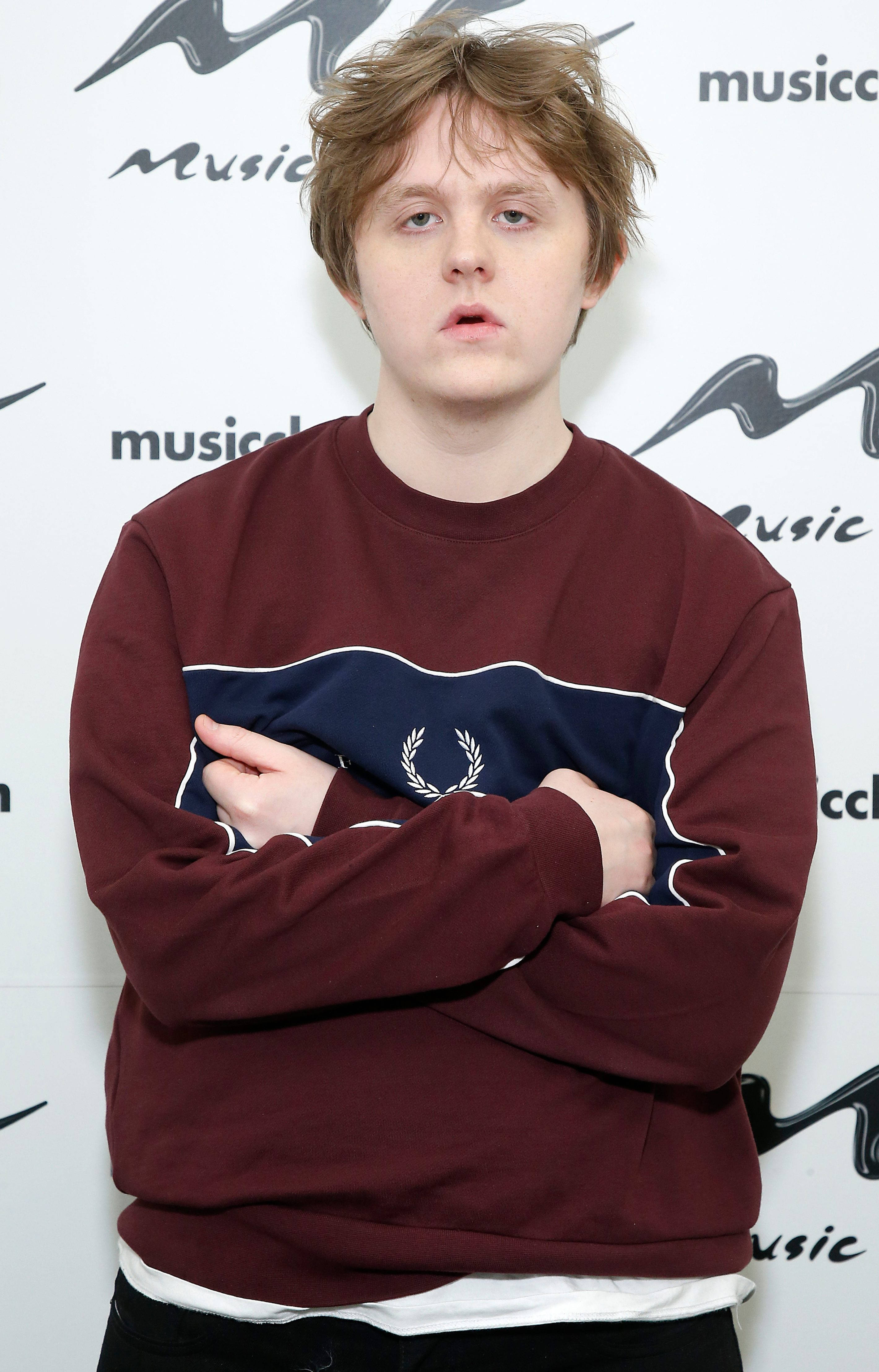 Lewis Capaldi, maroon sweatshirt, navy blue wave design, 4K Phone Wallpaper