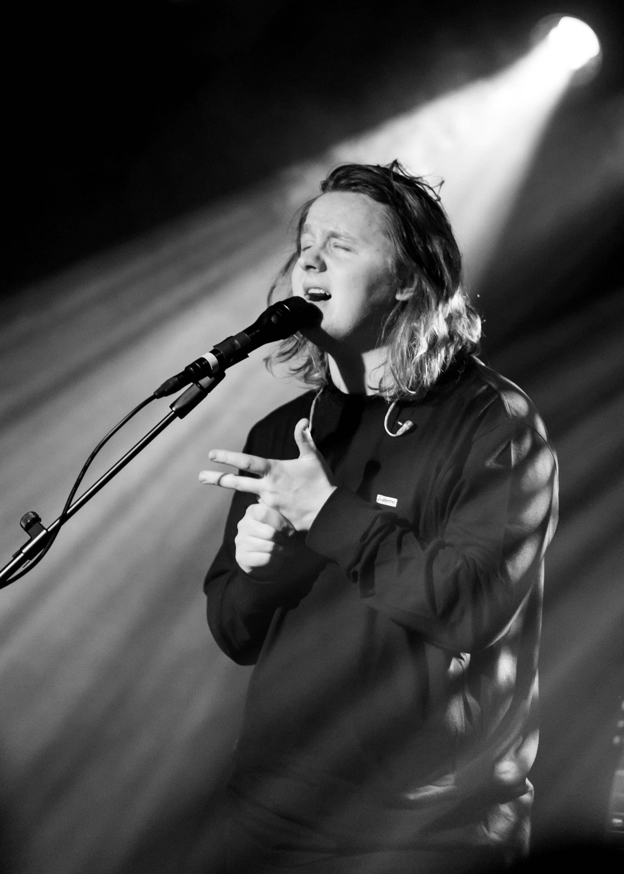 Lewis Capaldi, microphone, dramatic spotlight, 2K Phone Wallpaper