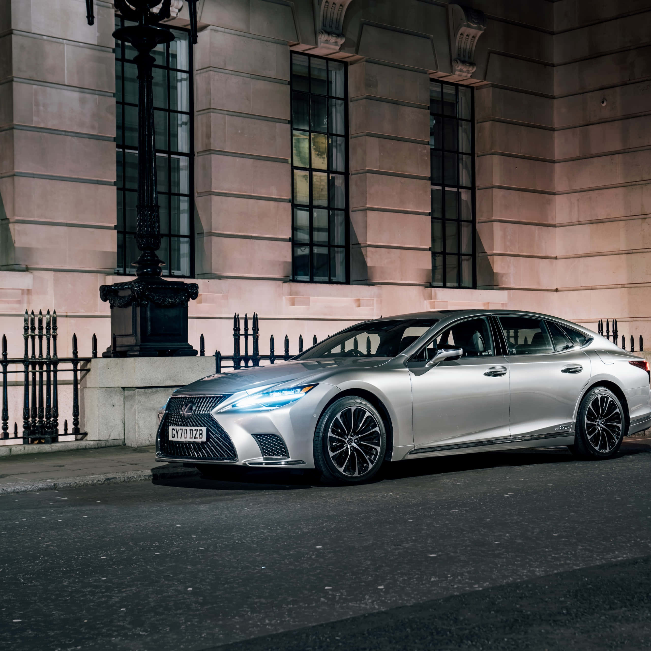 2022 Lexus LS, shimmering silver, night, 2K Desktop Wallpaper