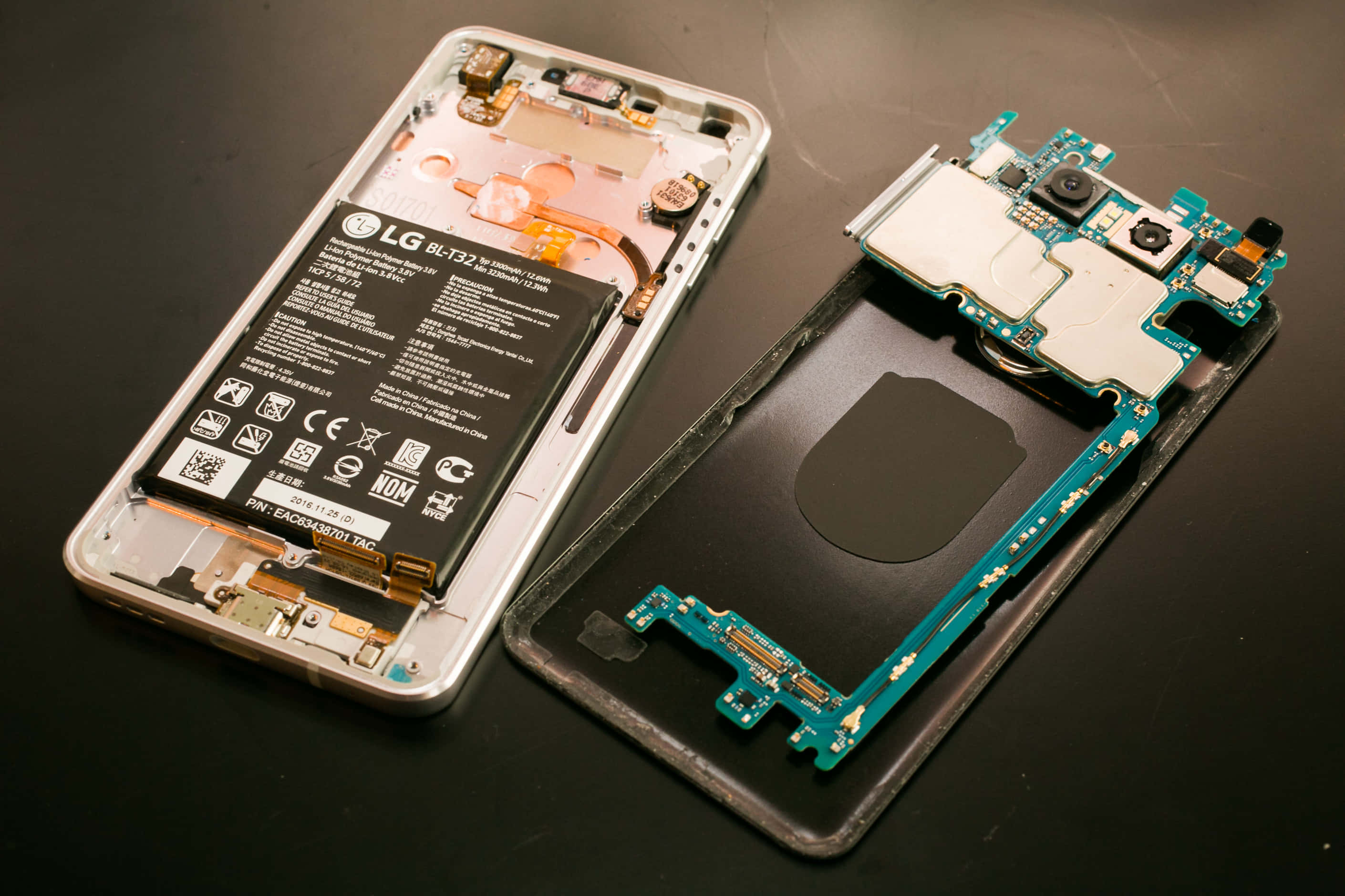 LG smartphone, internal battery, circuit boards, 2K Desktop Wallpaper