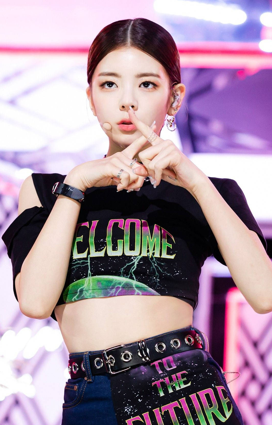 Lia, fingers crossed, black crop top, HD Phone Wallpaper