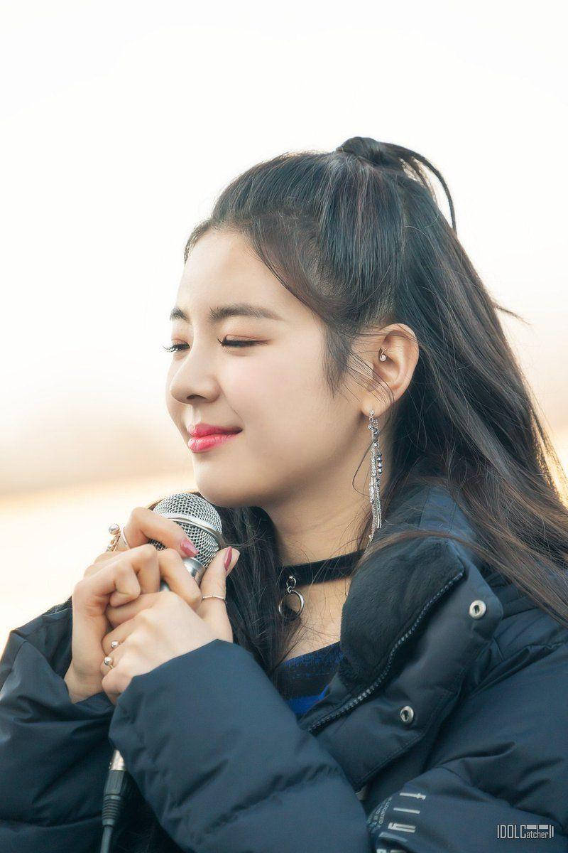 Lia, dark hair, microphone, SD Phone Wallpaper