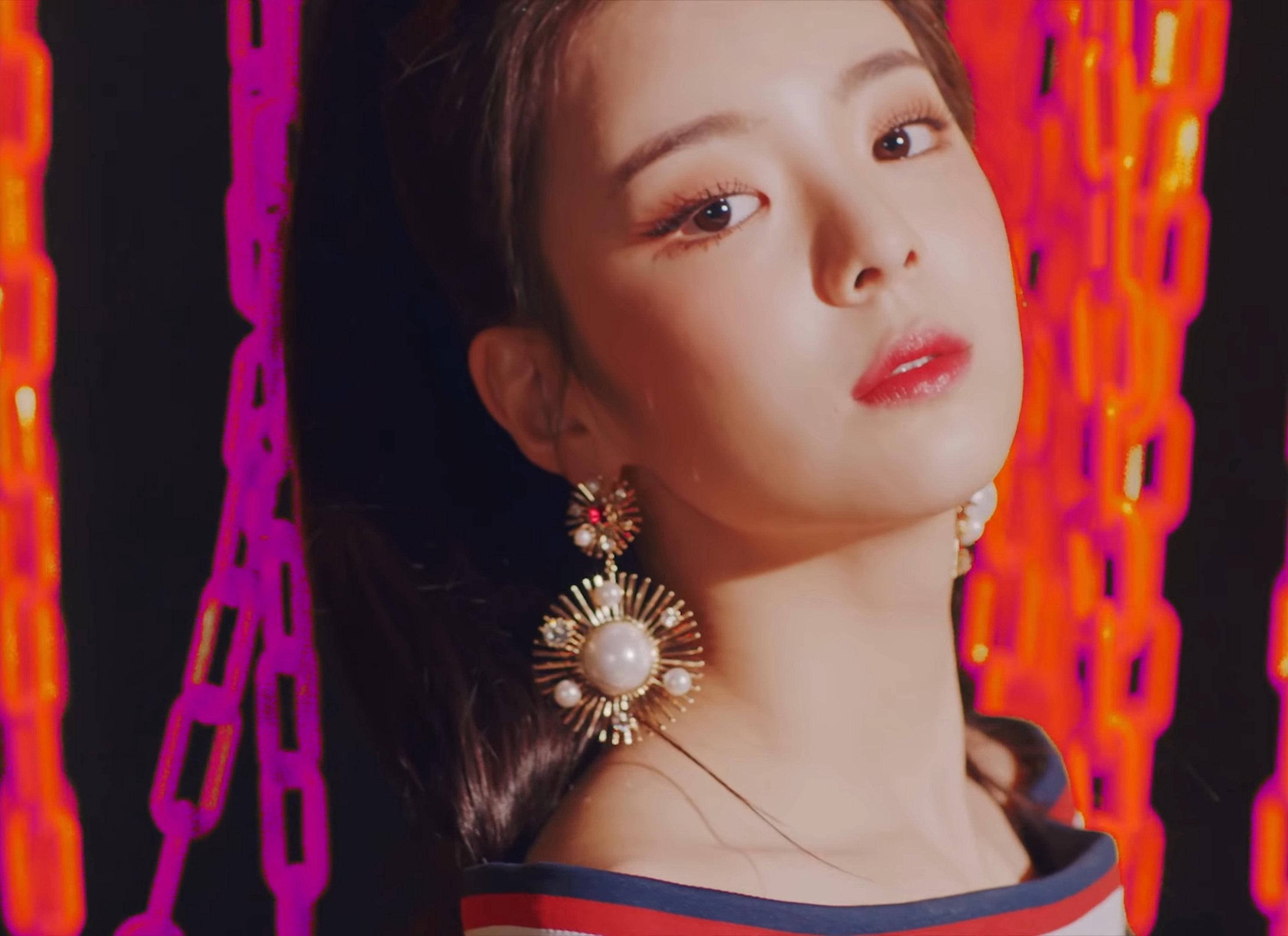 Lia, pearl earrings, glowing pink and orange chains, 2K Desktop Wallpaper